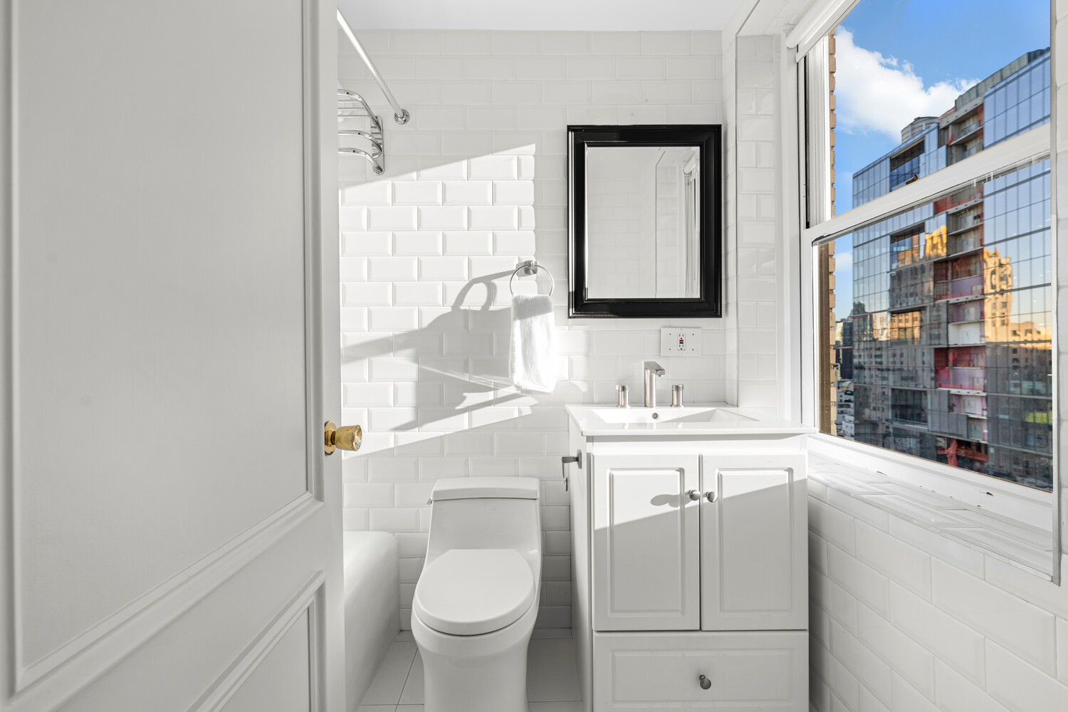 160 CENTRAL Park S 2811