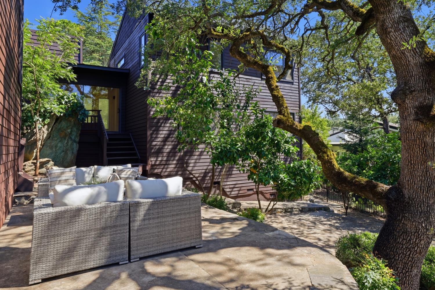 2873 King Edward Drive