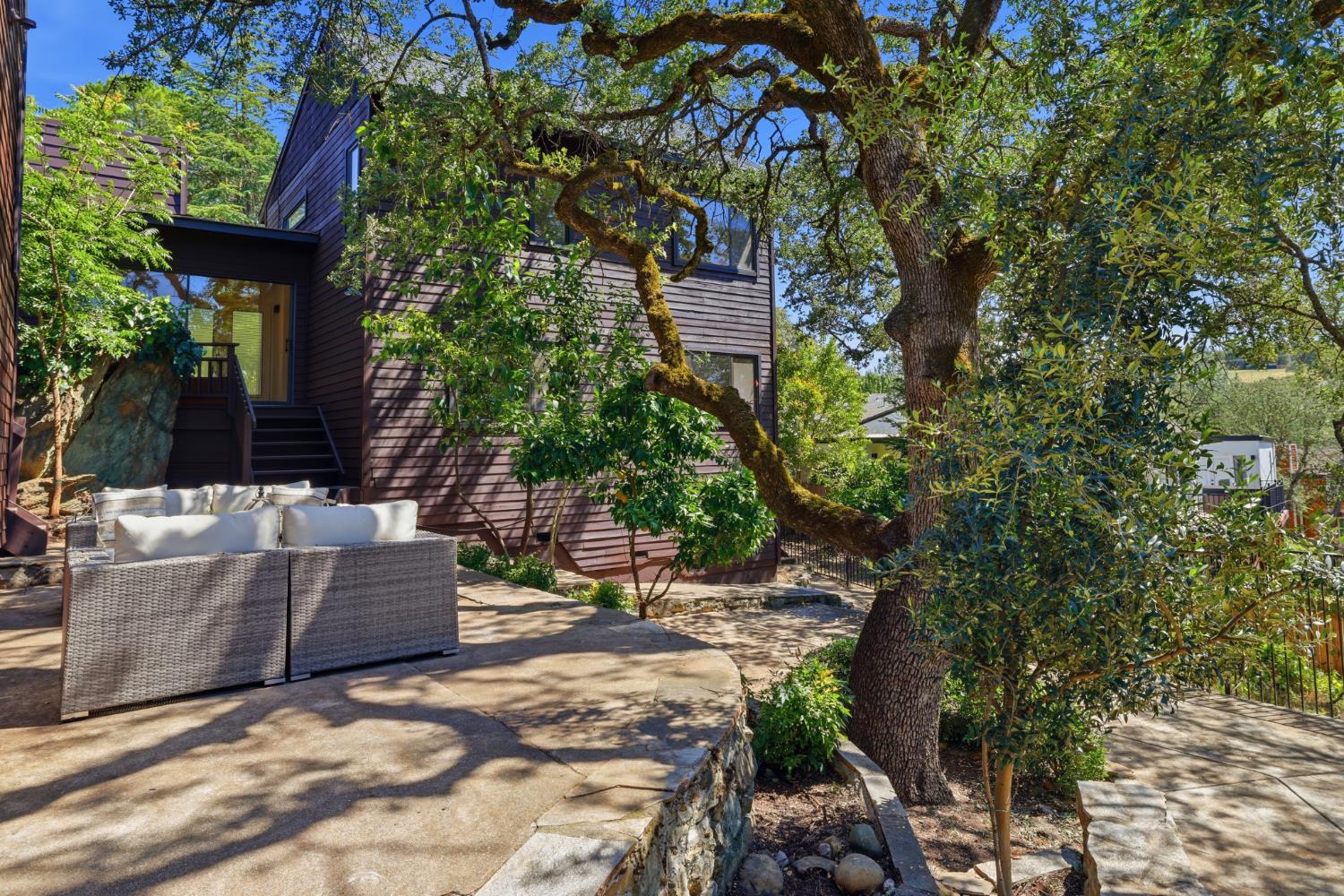 2873 King Edward Drive