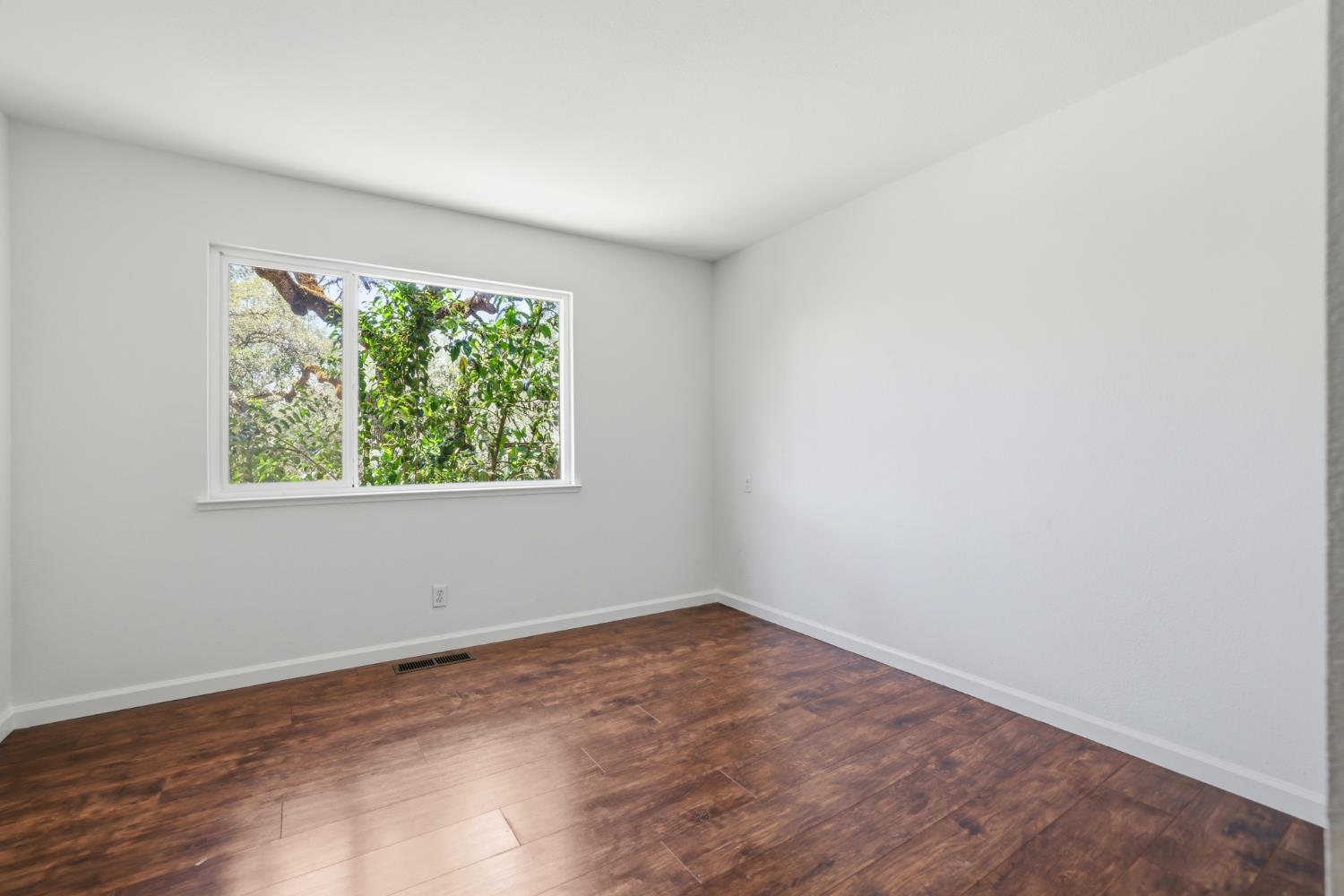 2873 King Edward Drive