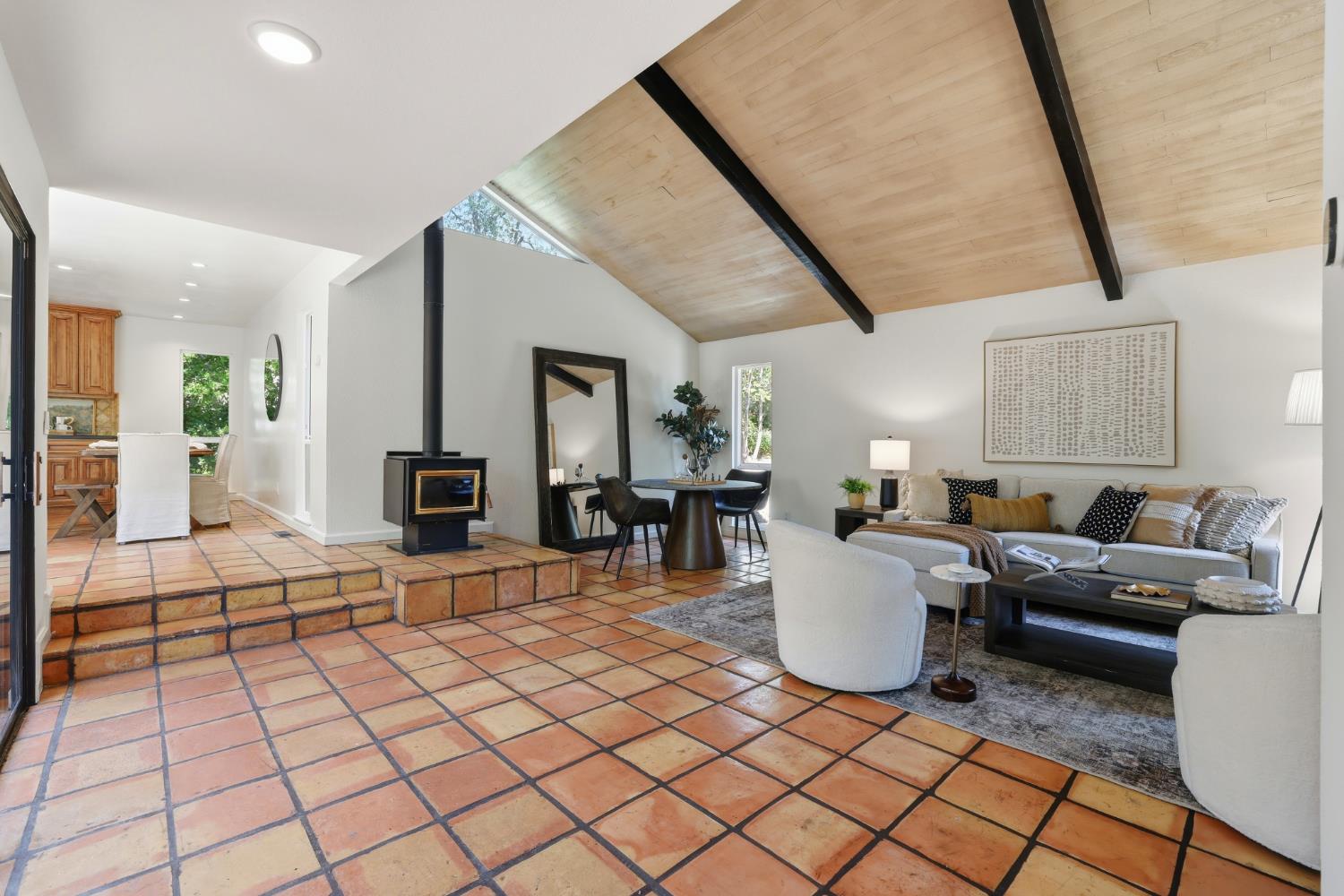 2873 King Edward Drive