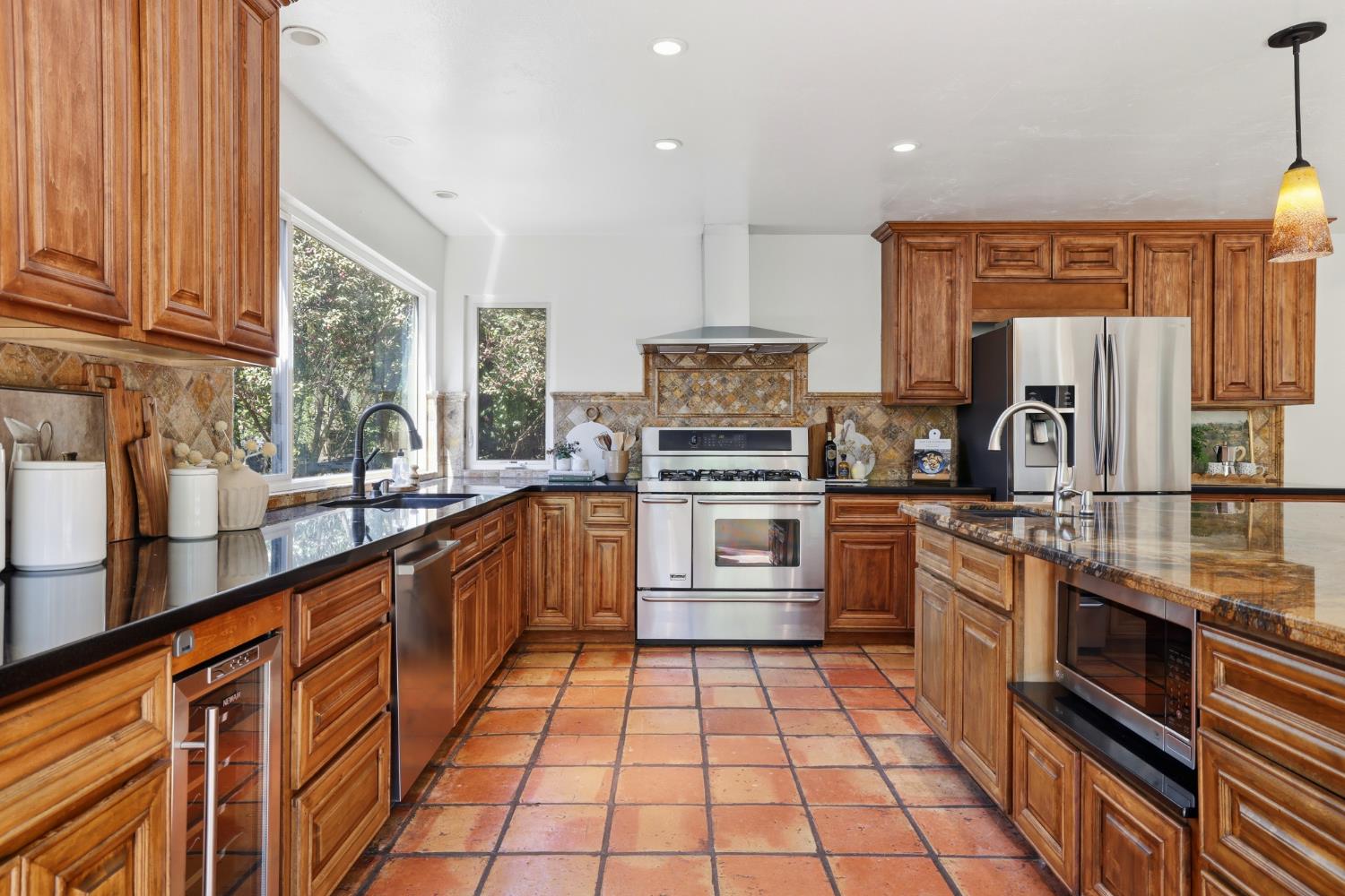 2873 King Edward Drive