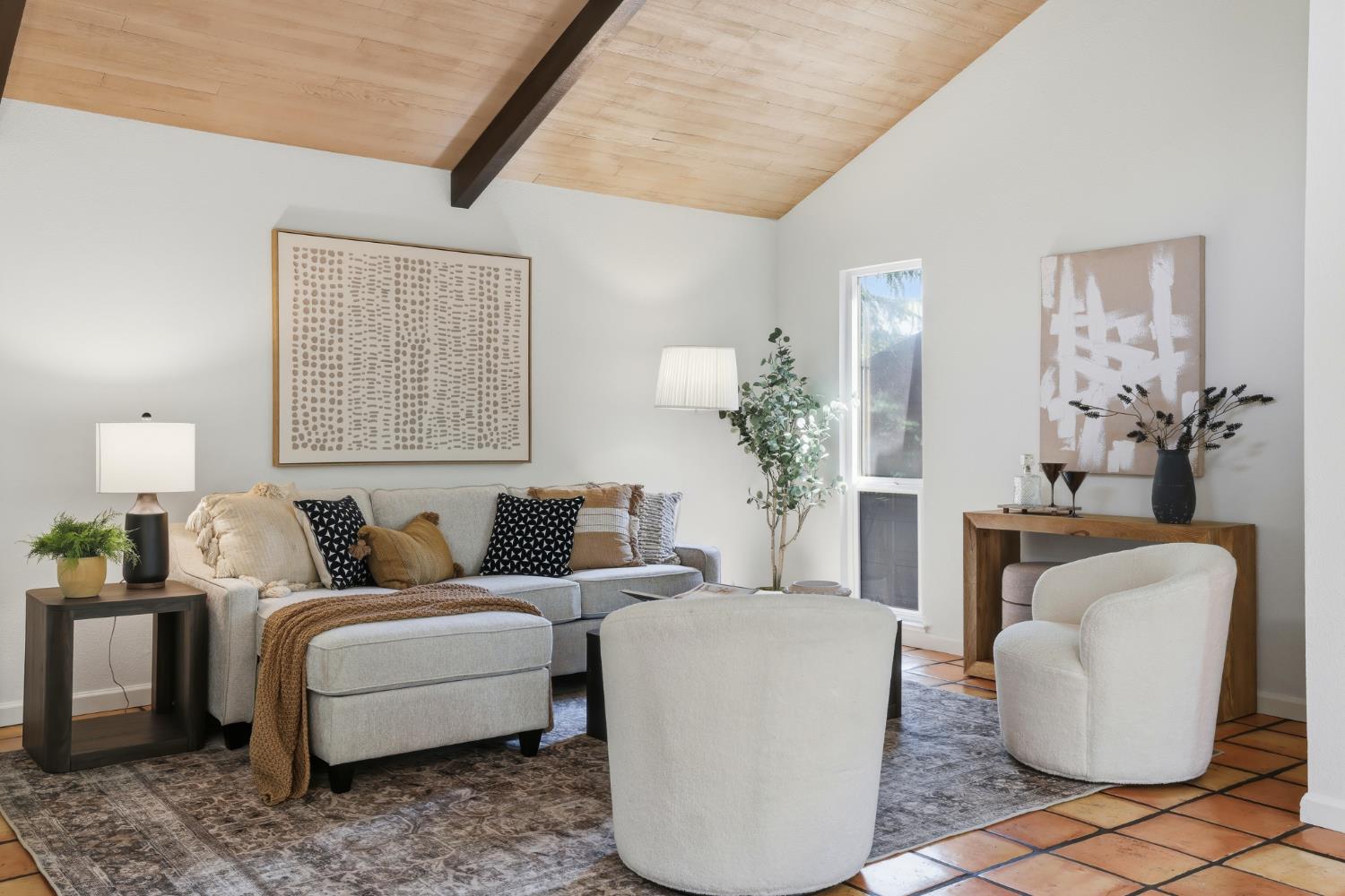 2873 King Edward Drive
