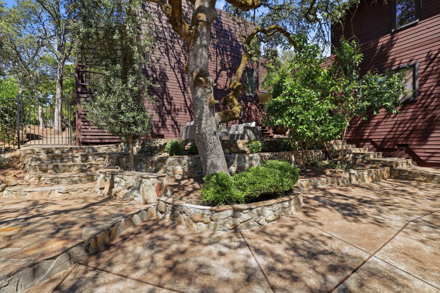 2873 King Edward Drive