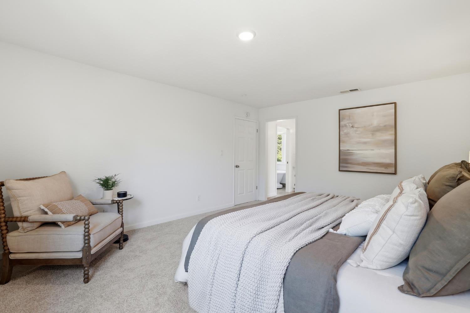 2873 King Edward Drive