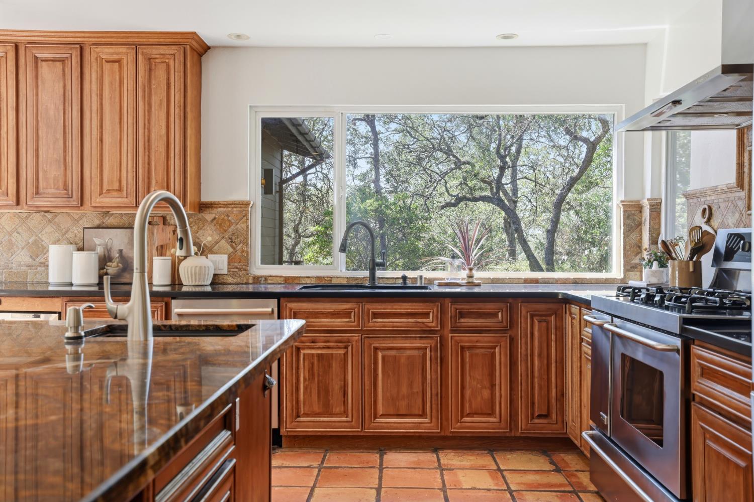 2873 King Edward Drive