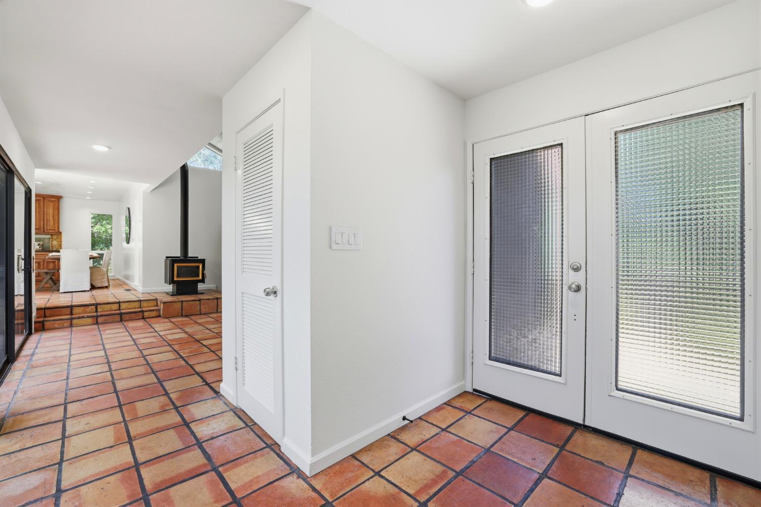 2873 King Edward Drive