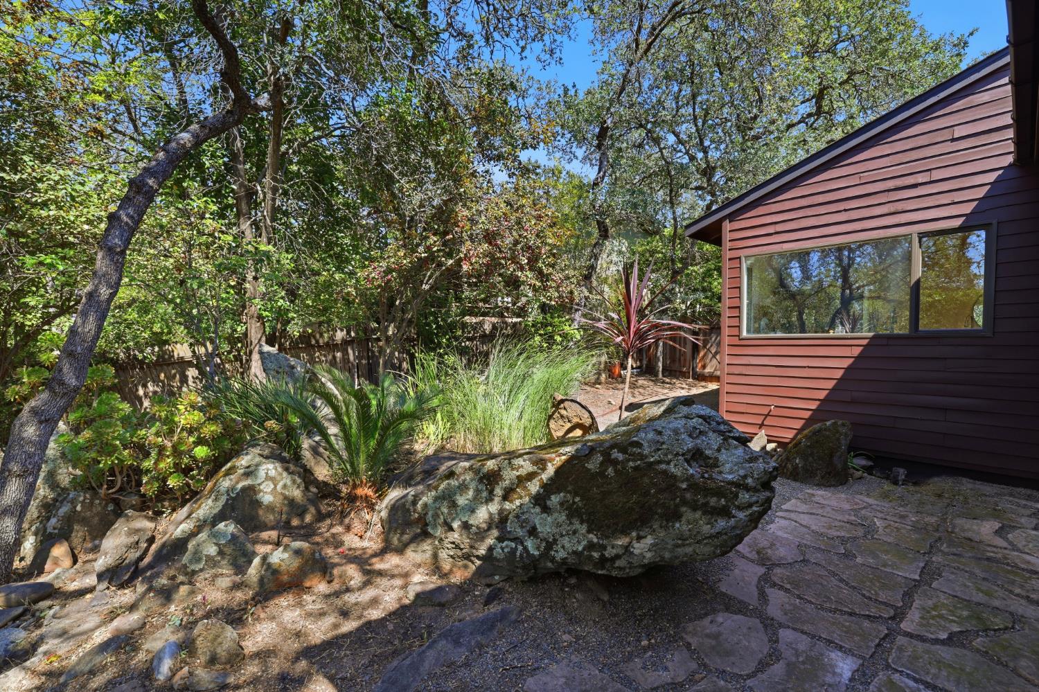 2873 King Edward Drive