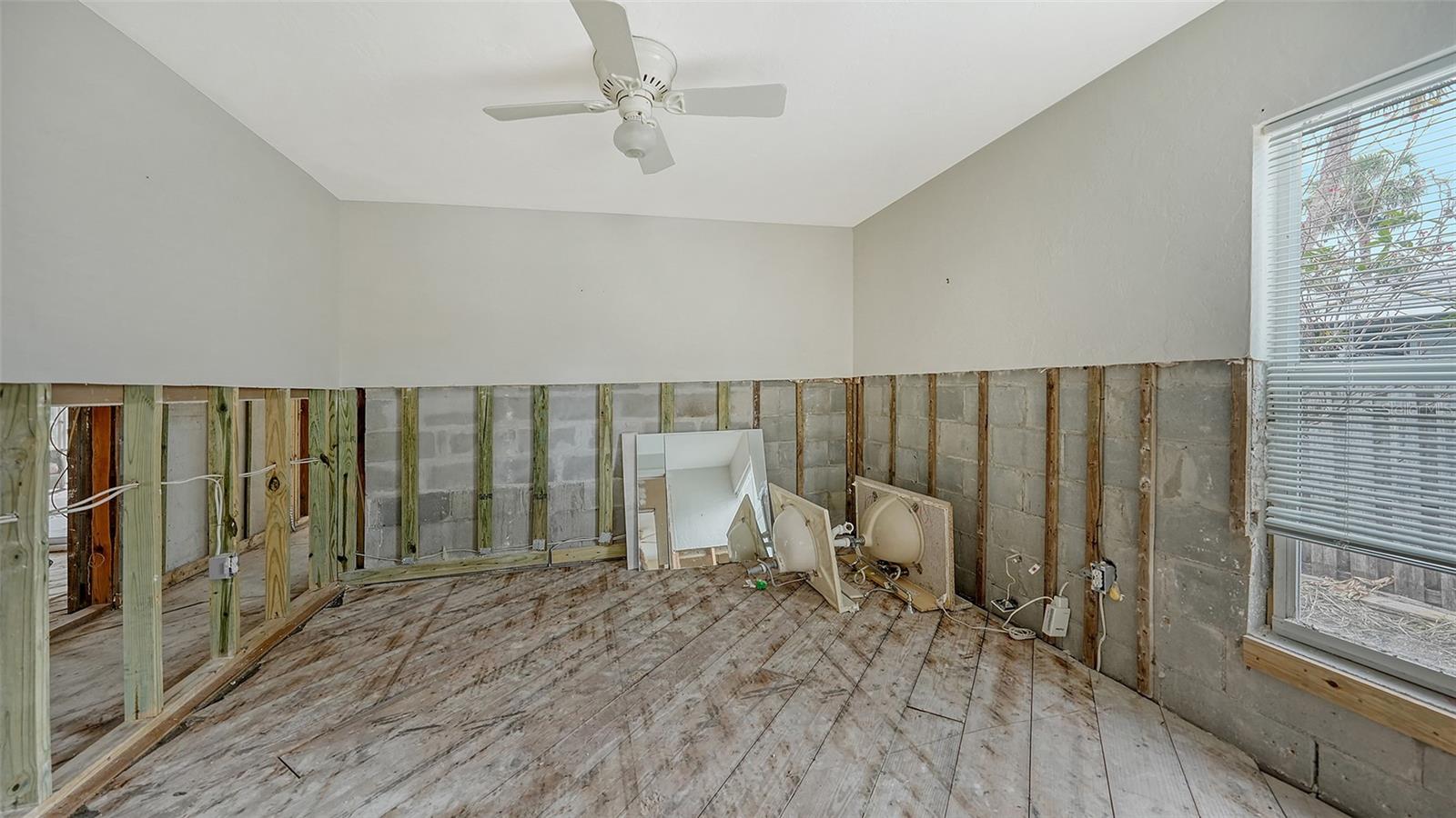 141 N ADAMS DR
