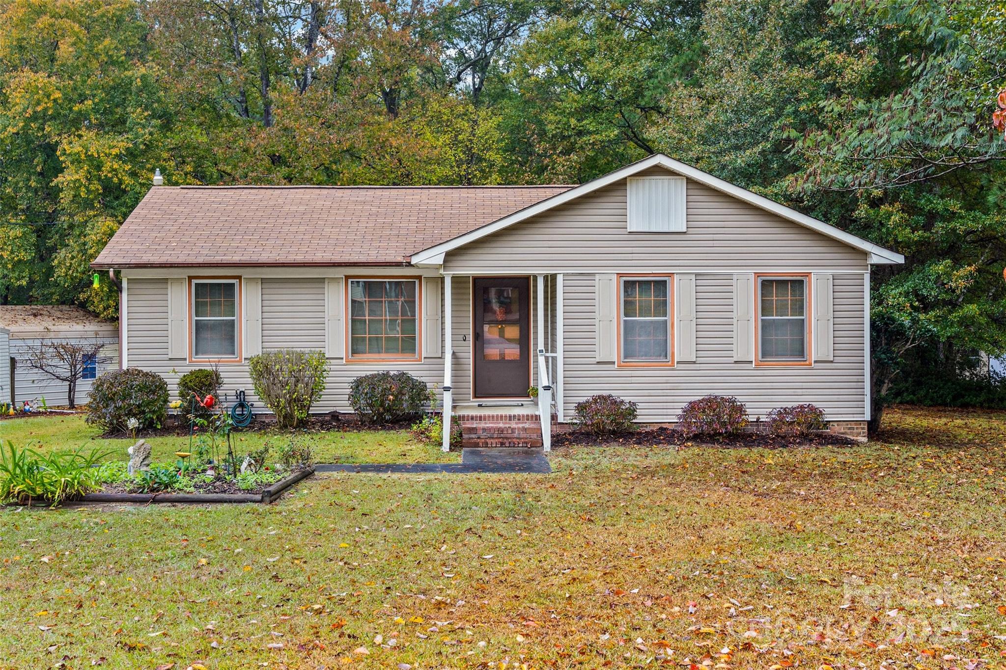 2215 Ross Cauthen Road