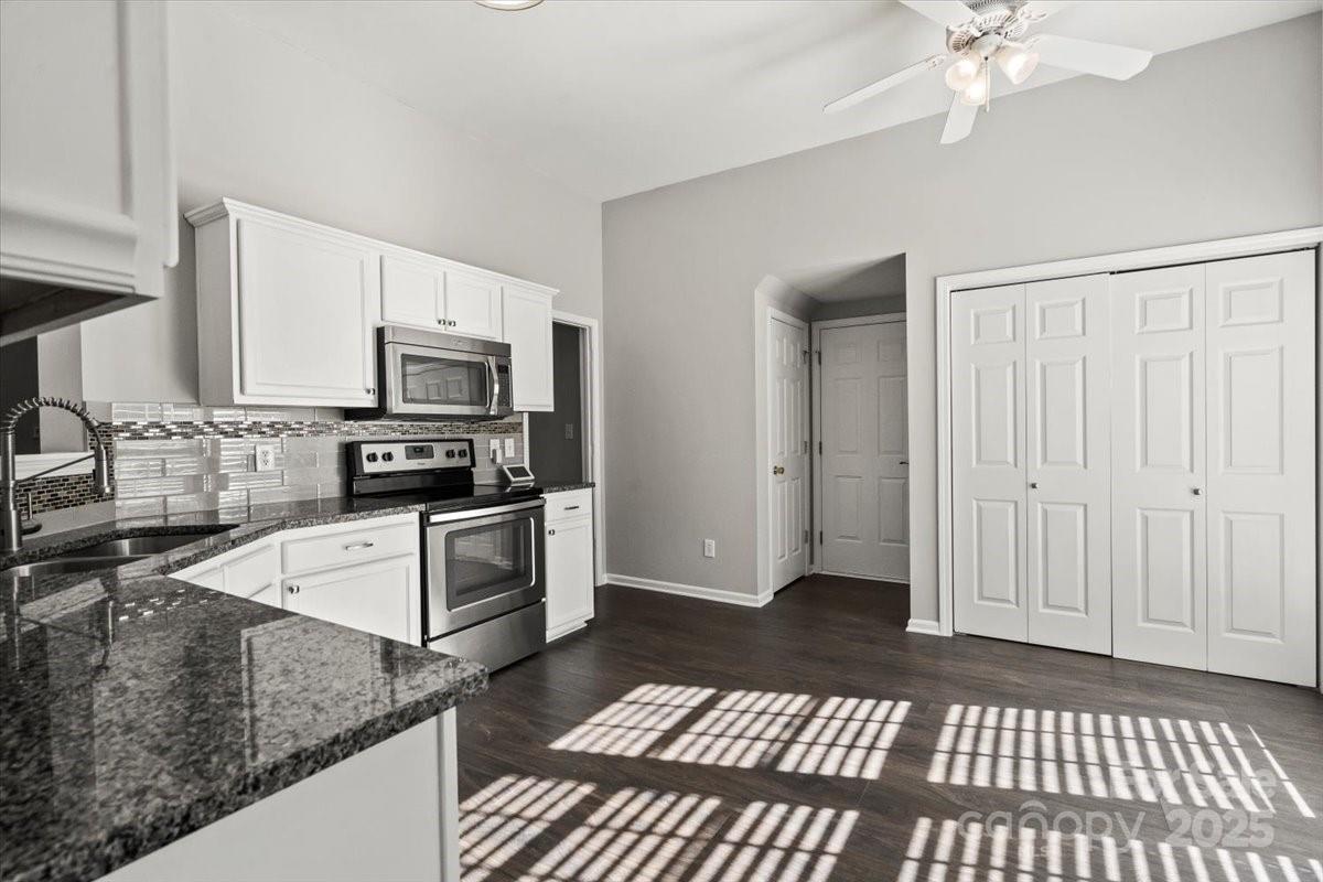 2203 Oakhurst Court