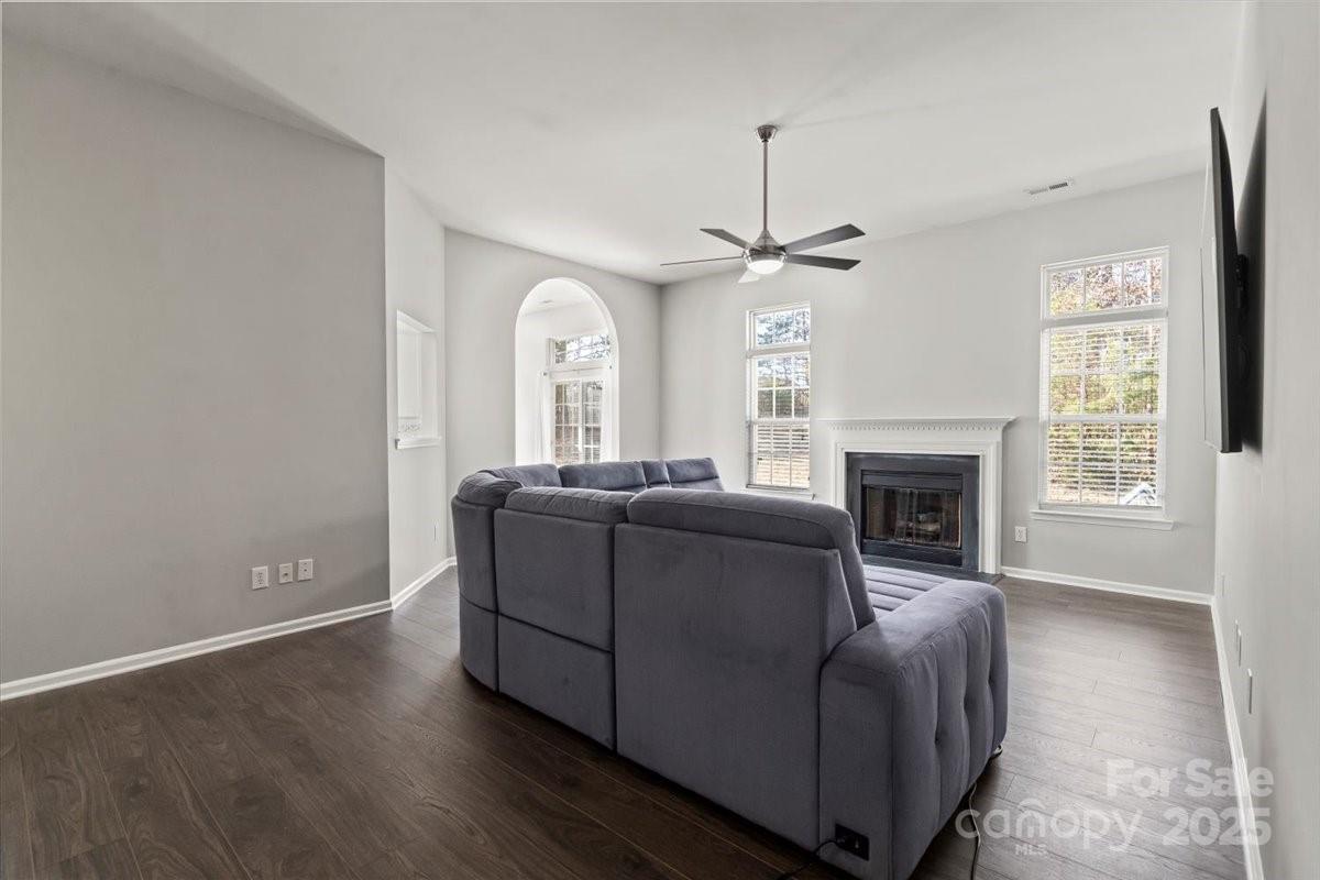 2203 Oakhurst Court
