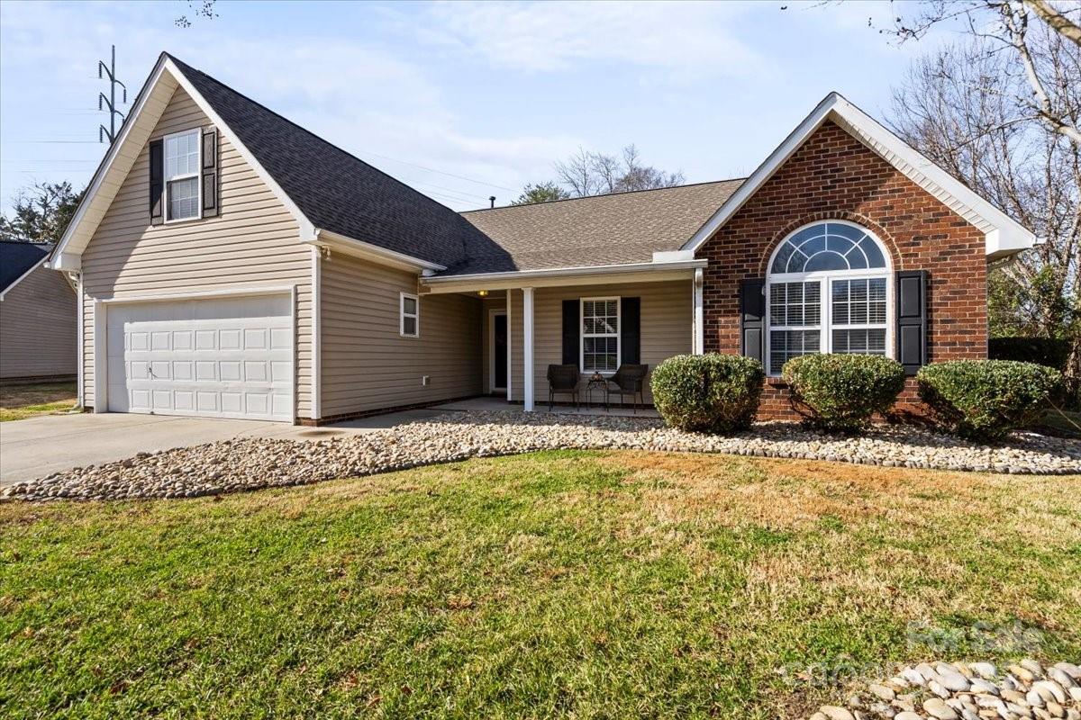 2203 Oakhurst Court