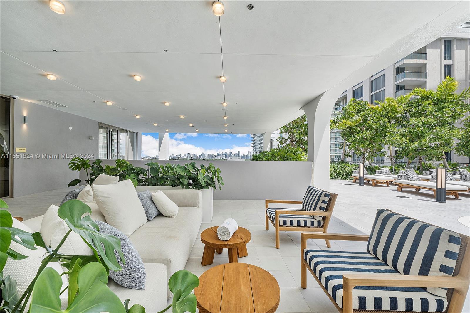 2678 Tigertail Ave # 512