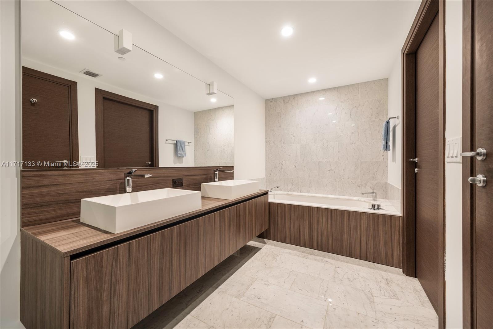 1000 Brickell Plz # 4402