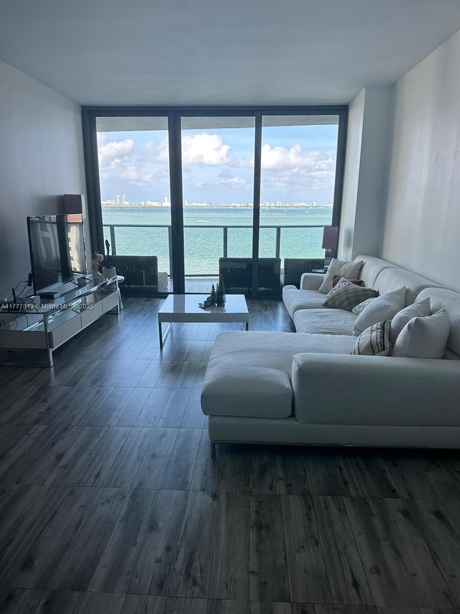 460 NE 28th St # 705