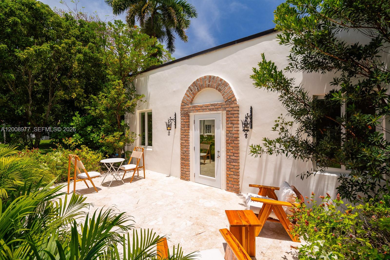 1228 Alhambra Cir