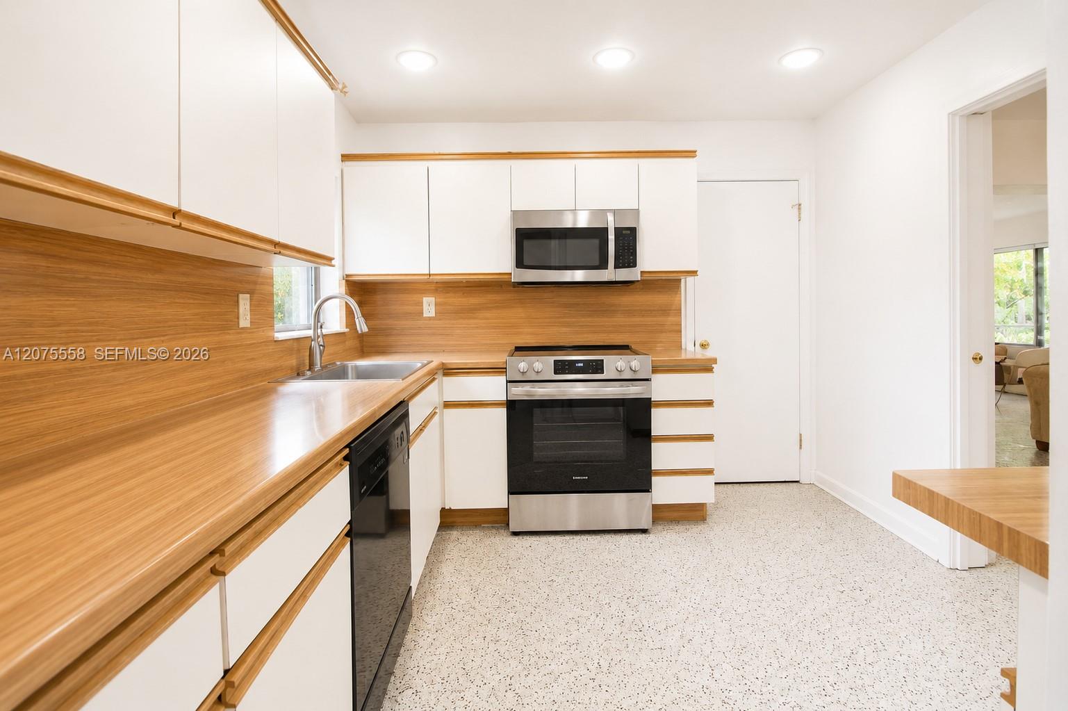 3115 Village Green Dr