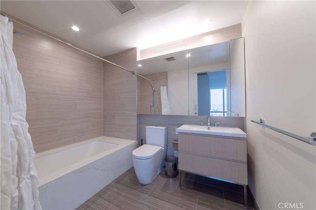 877 Francisco Street 4211