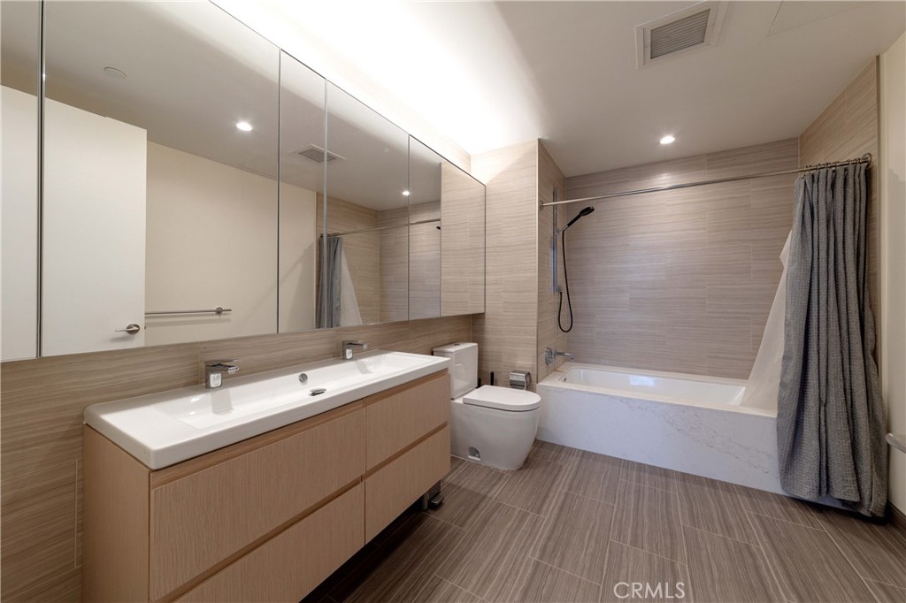877 Francisco Street 4211
