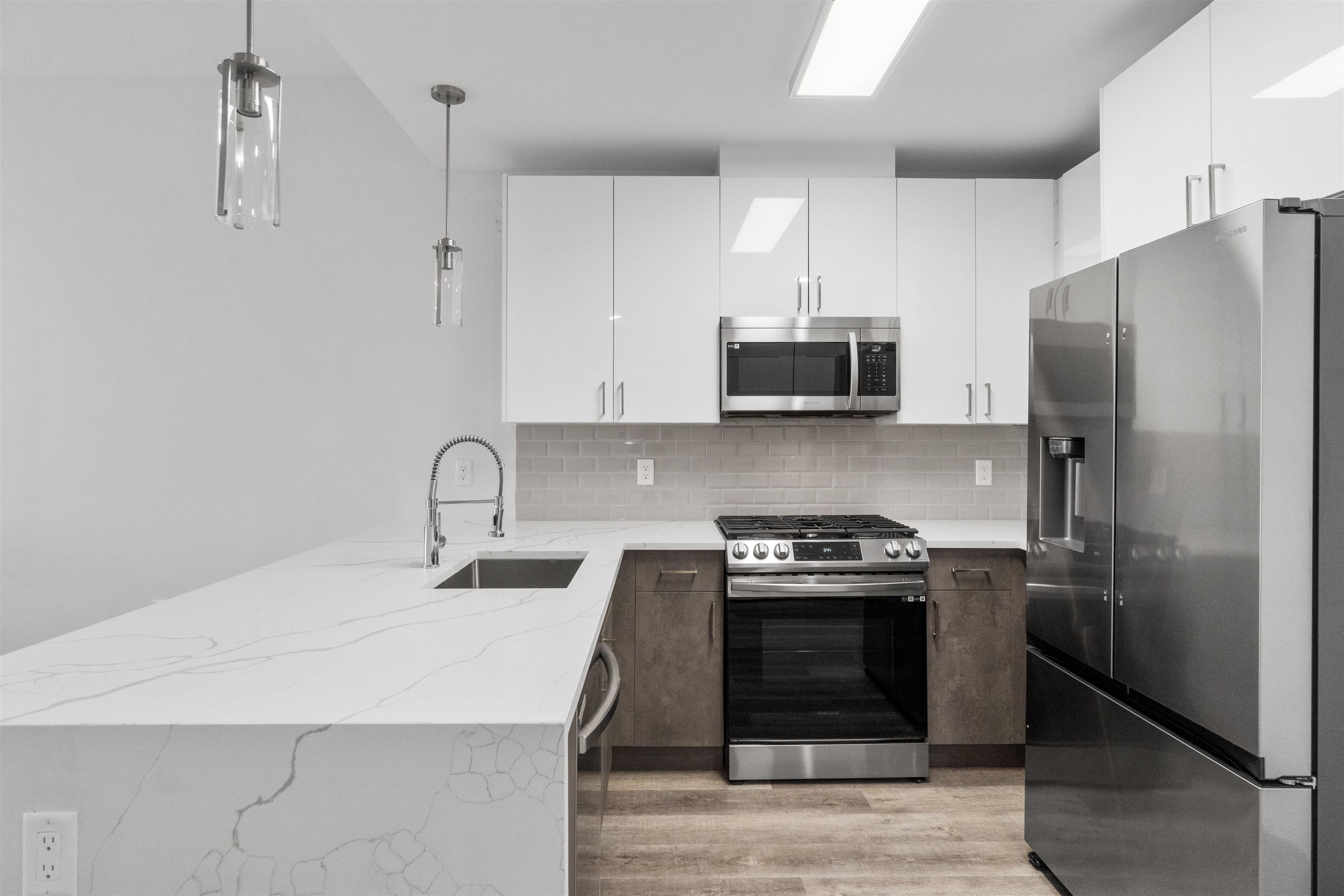 412 WHITON ST Unit: 206
