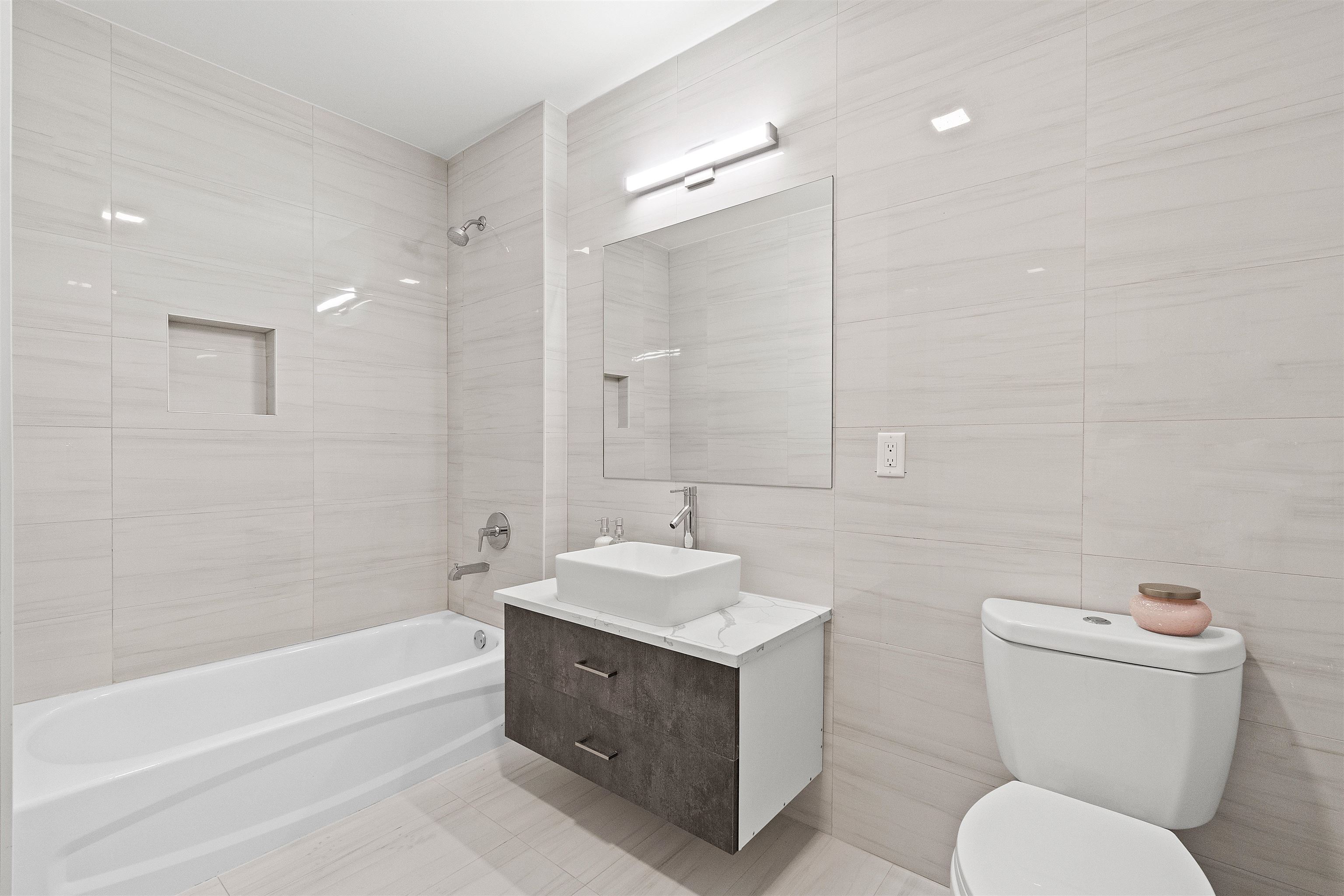 412 WHITON ST Unit: 206