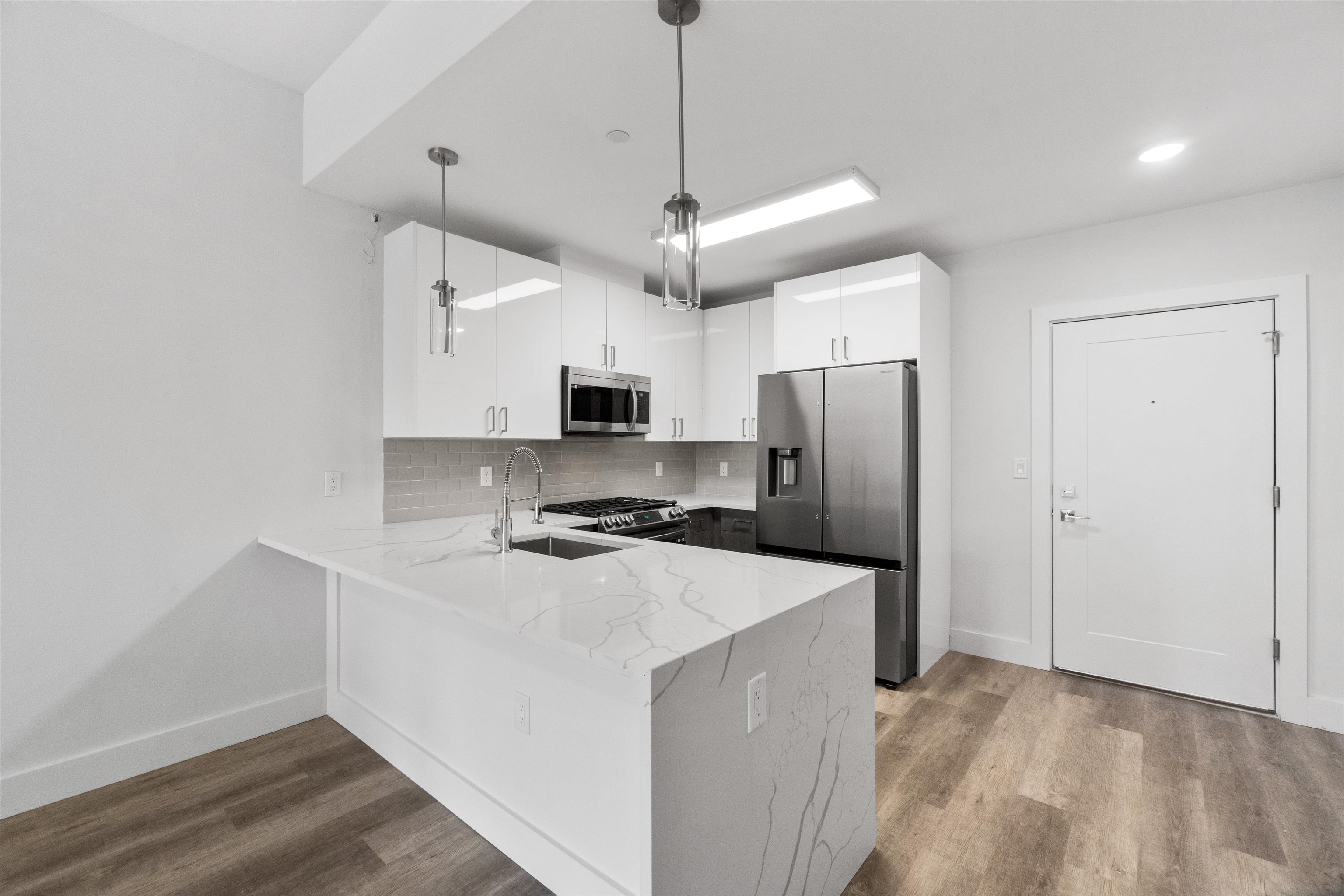 412 WHITON ST Unit: 206