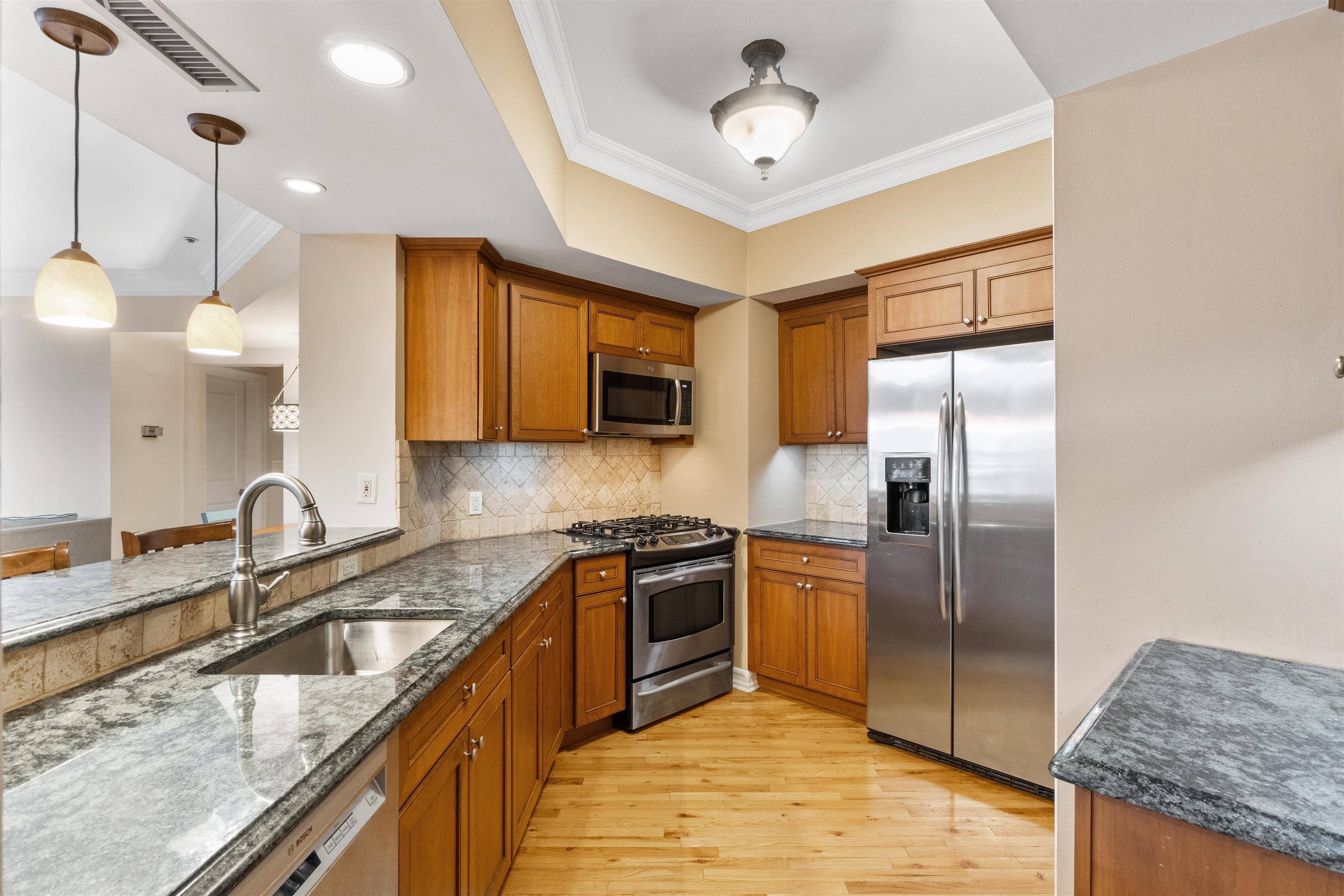 600 HUDSON ST Unit: 6B