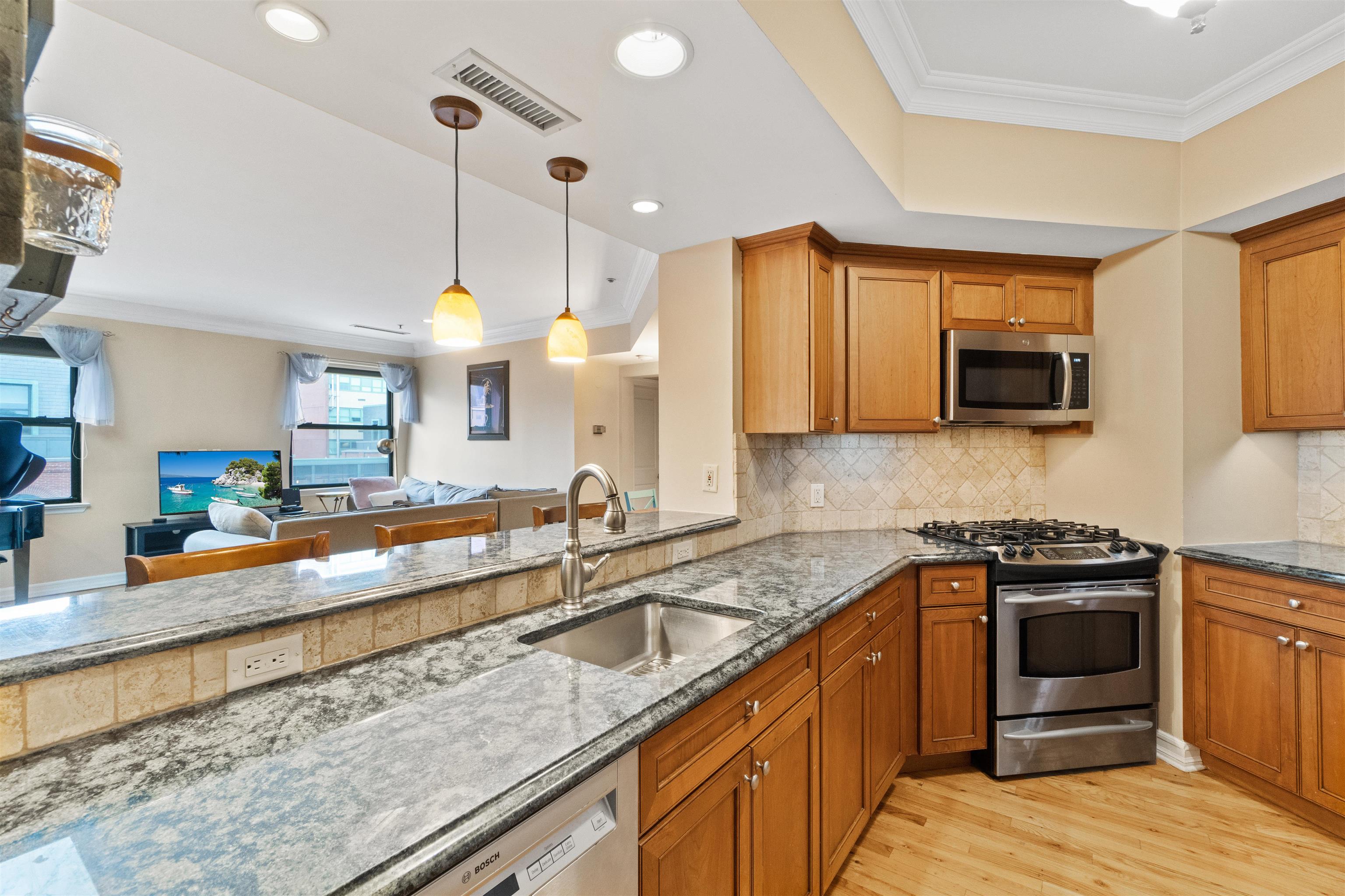 600 HUDSON ST Unit: 6B