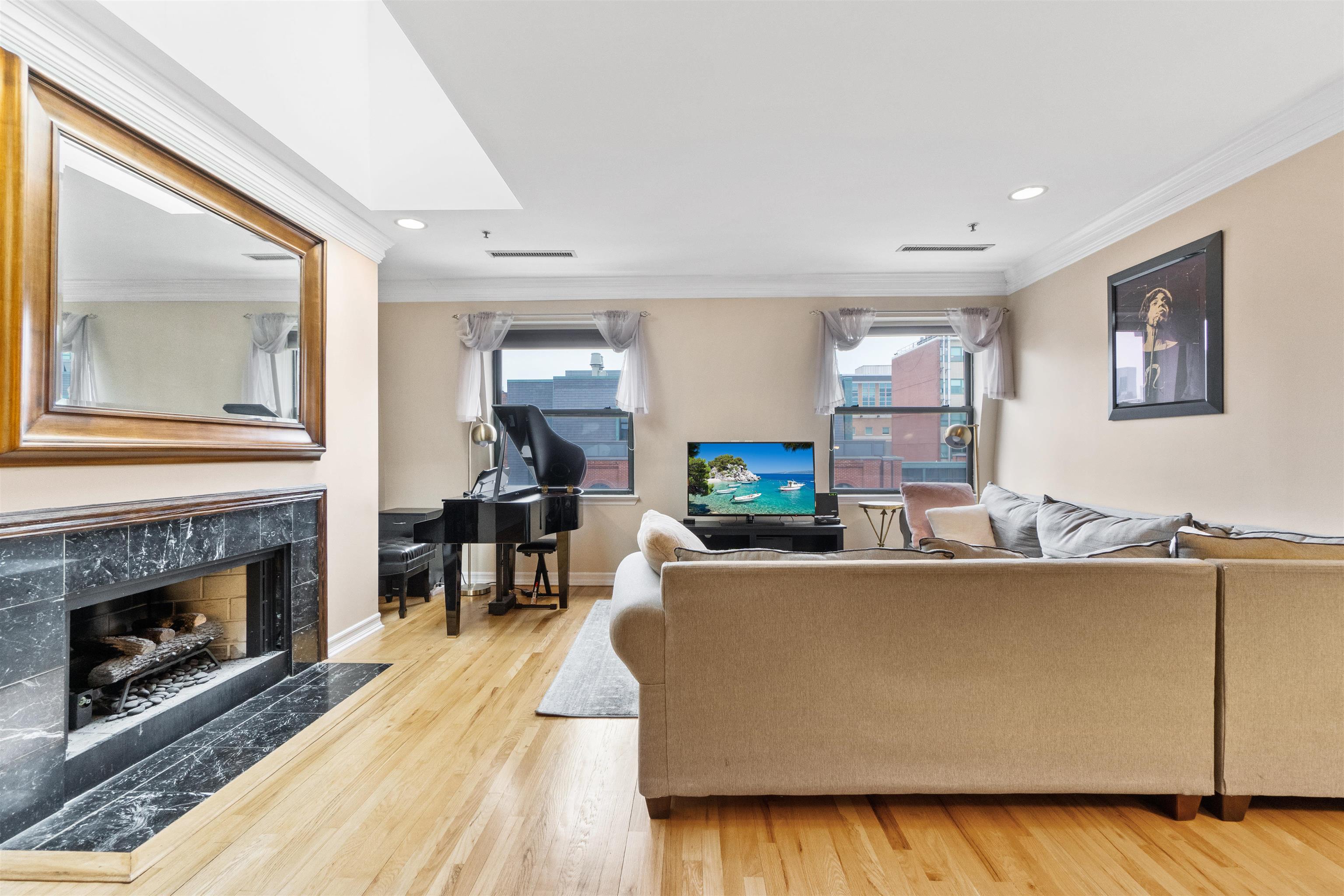 600 HUDSON ST Unit: 6B