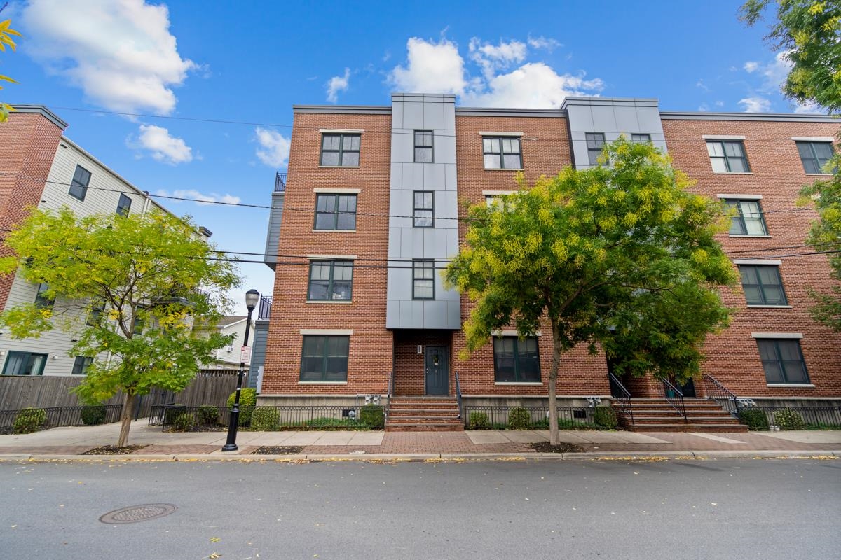 18-2 ASH ST Unit: 2