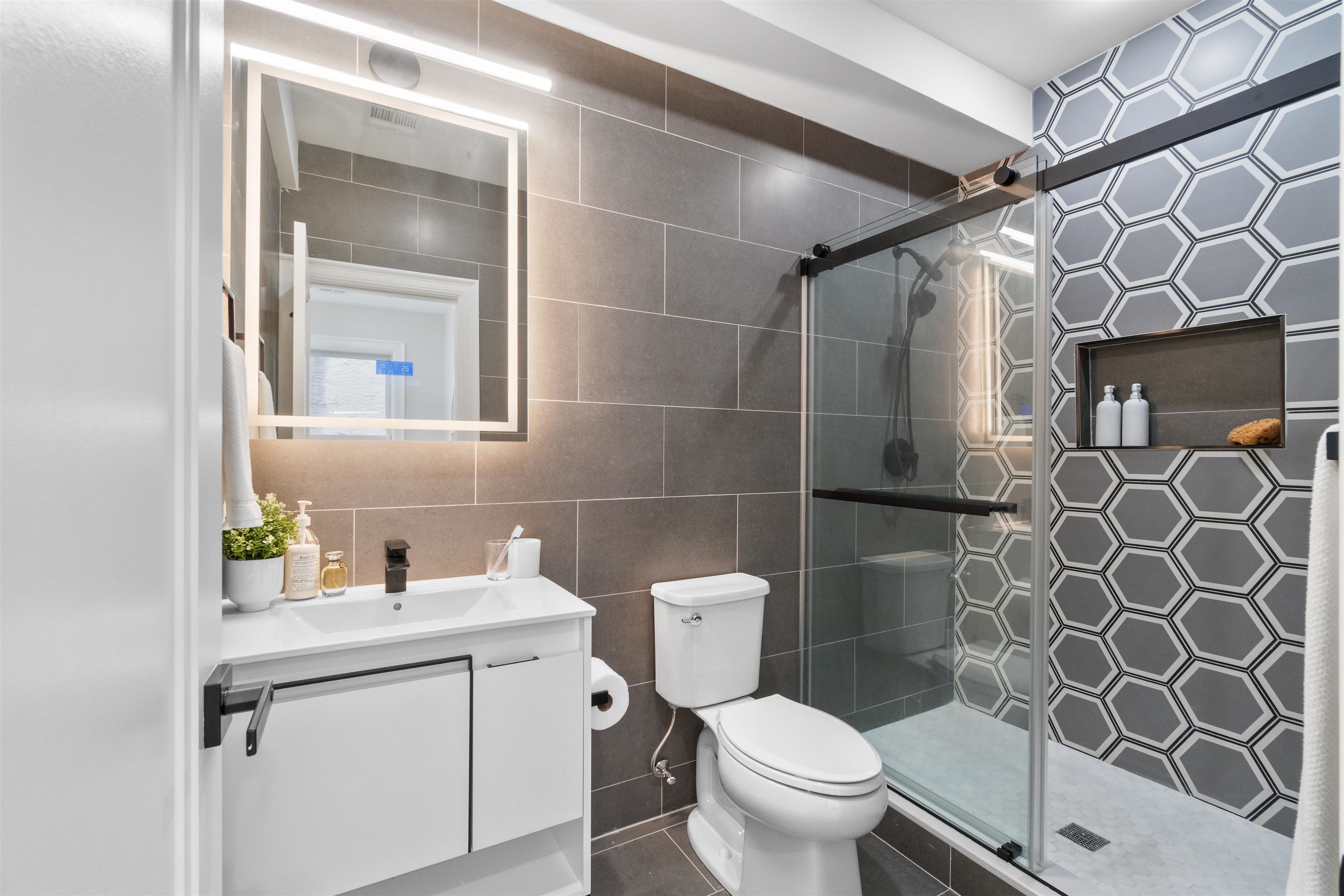 573 PALISADE AVE Unit: 2B