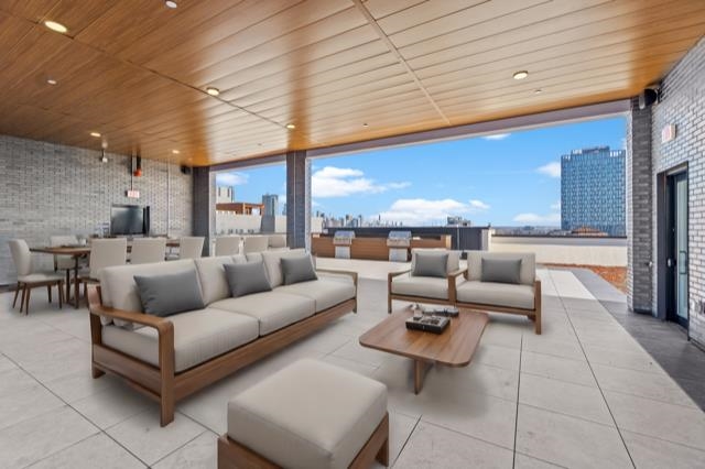 412 WHITON ST Unit: 306