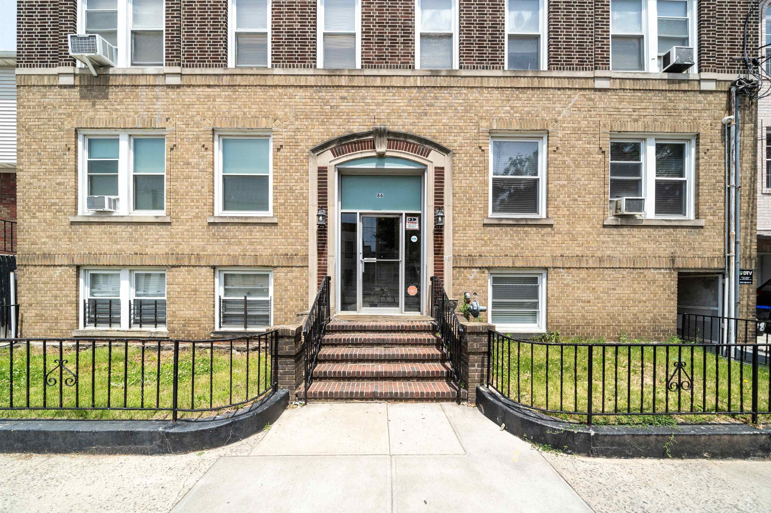 86 CHARLES ST Unit: 403