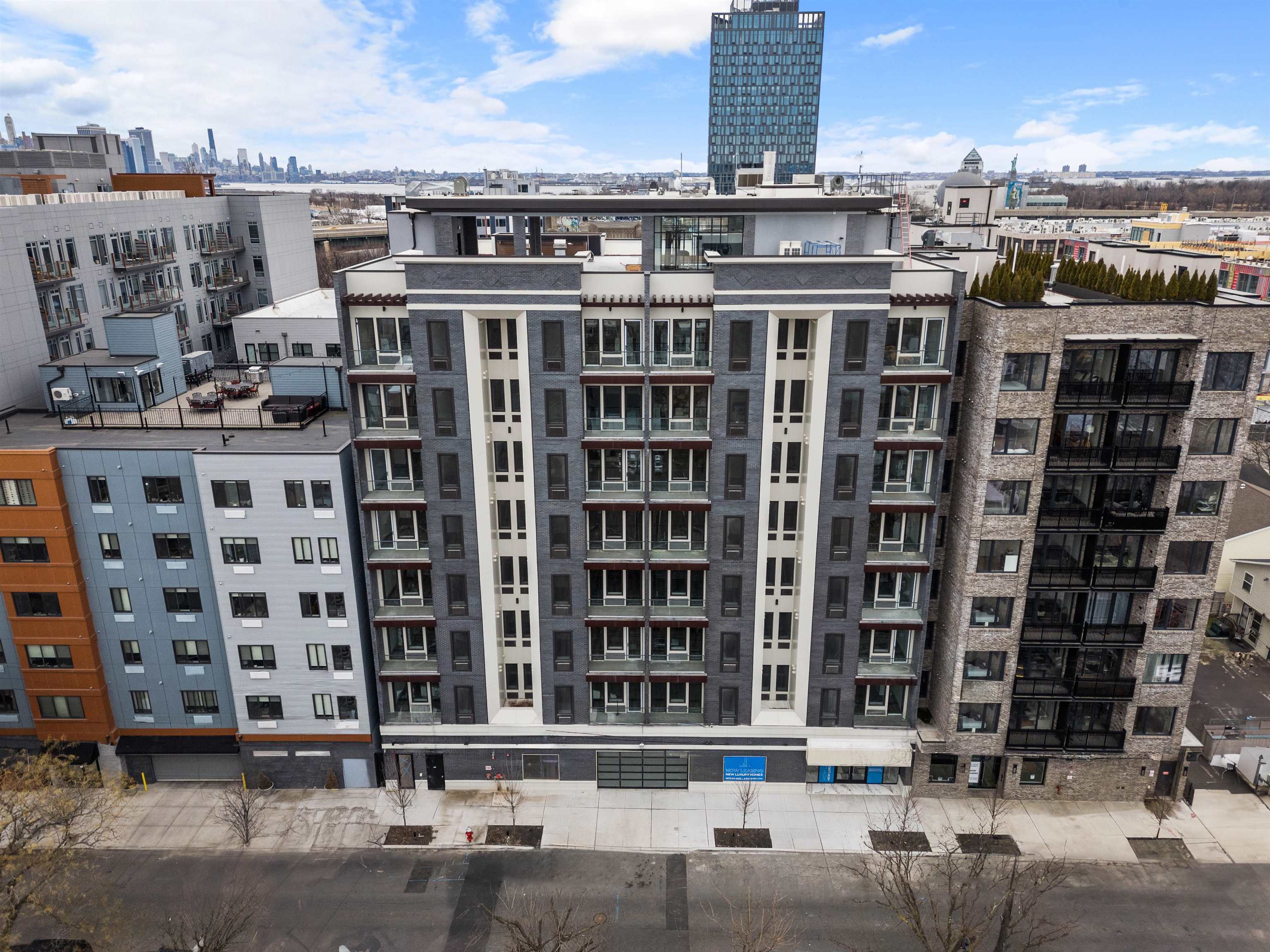 412 WHITON ST Unit: 607