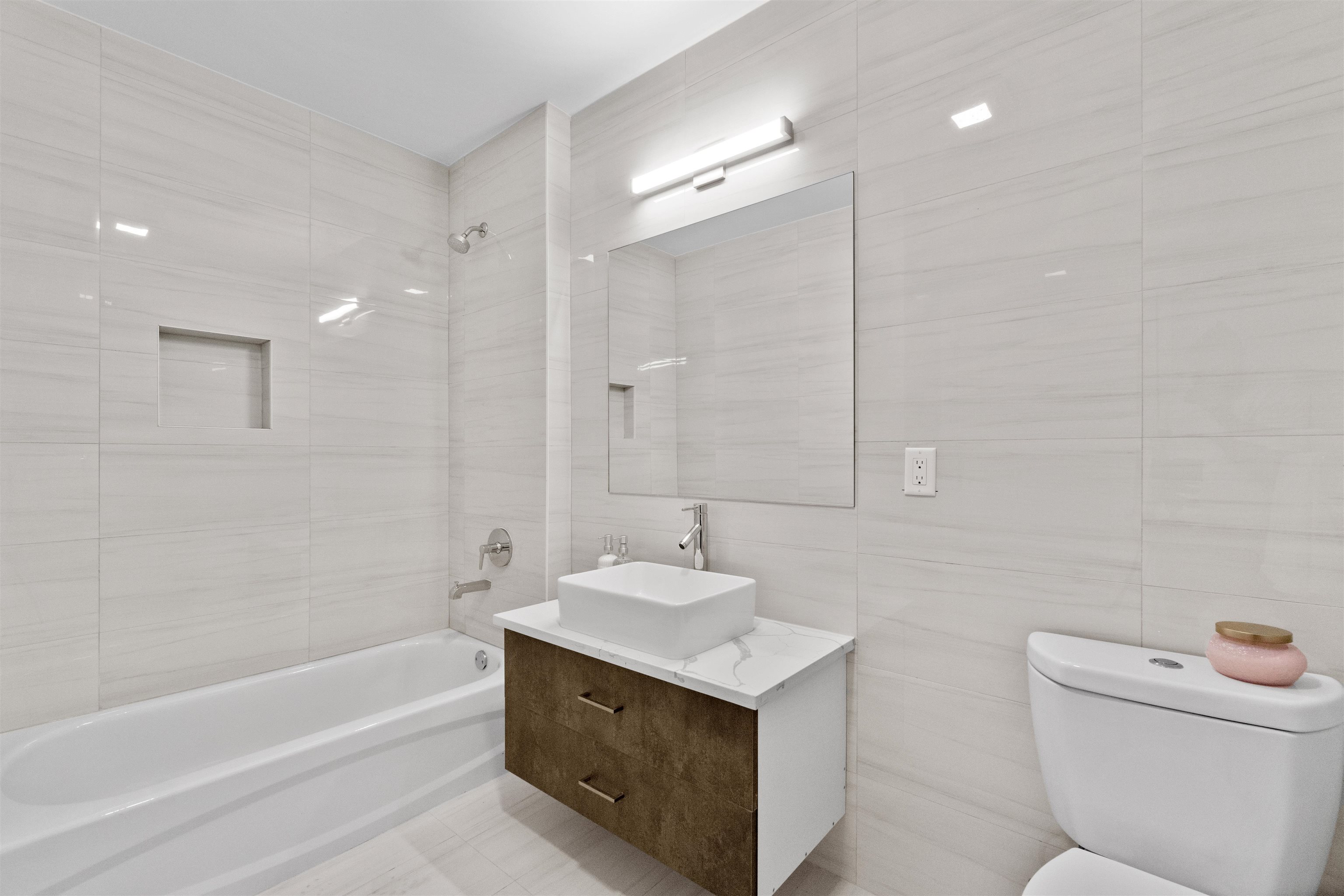412 WHITON ST Unit: 607
