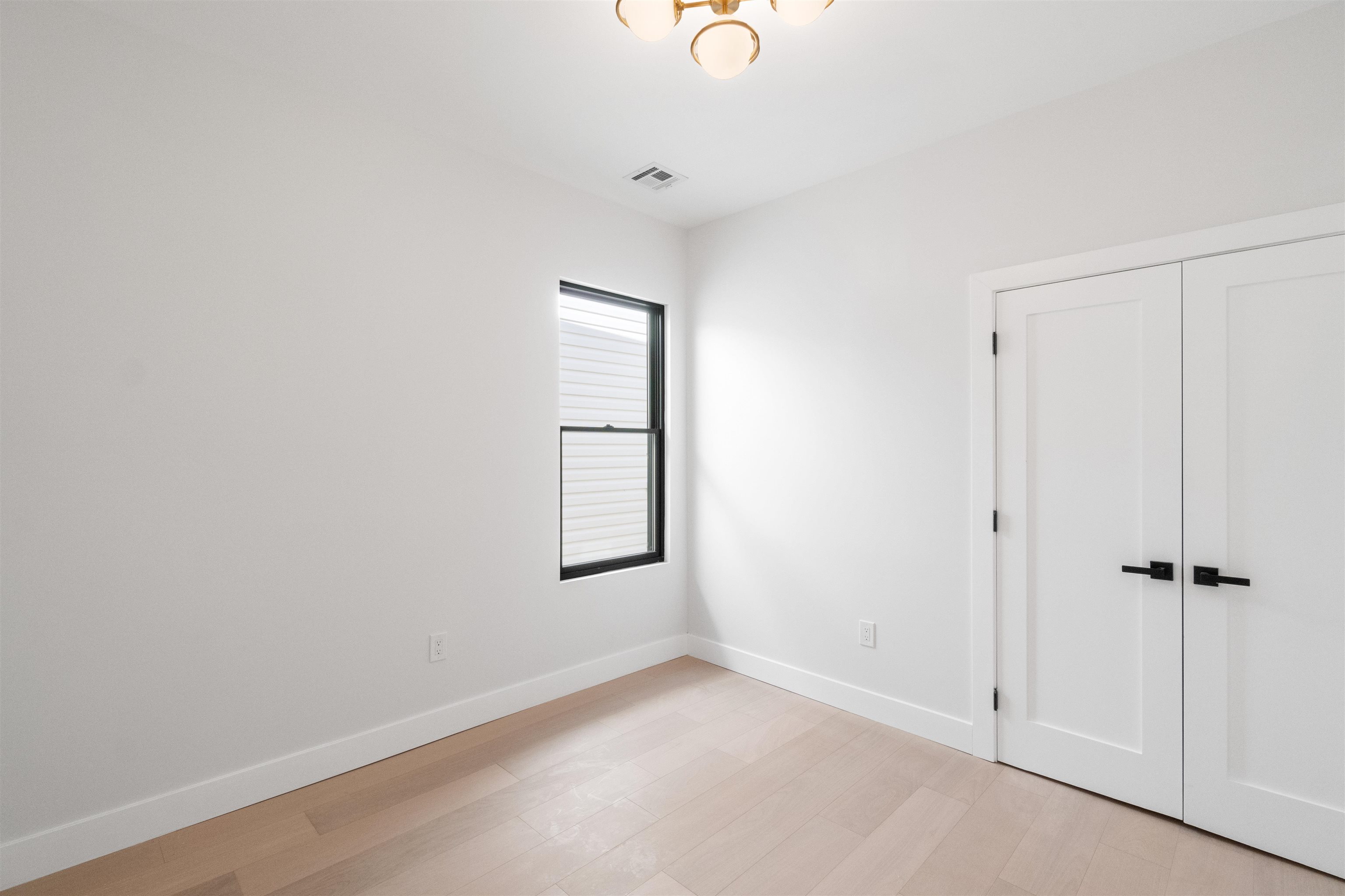 67 LAIDLAW AVE Unit: 2