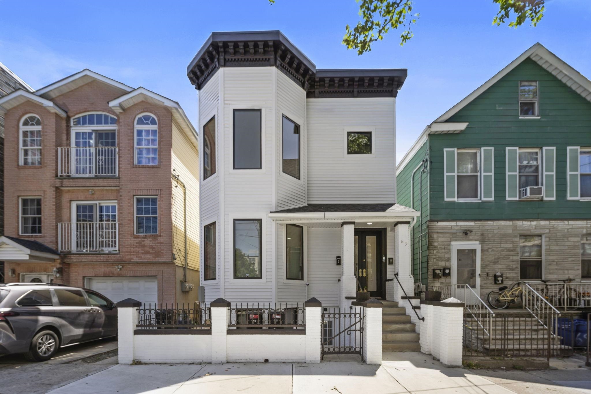 67 LAIDLAW AVE Unit: 2