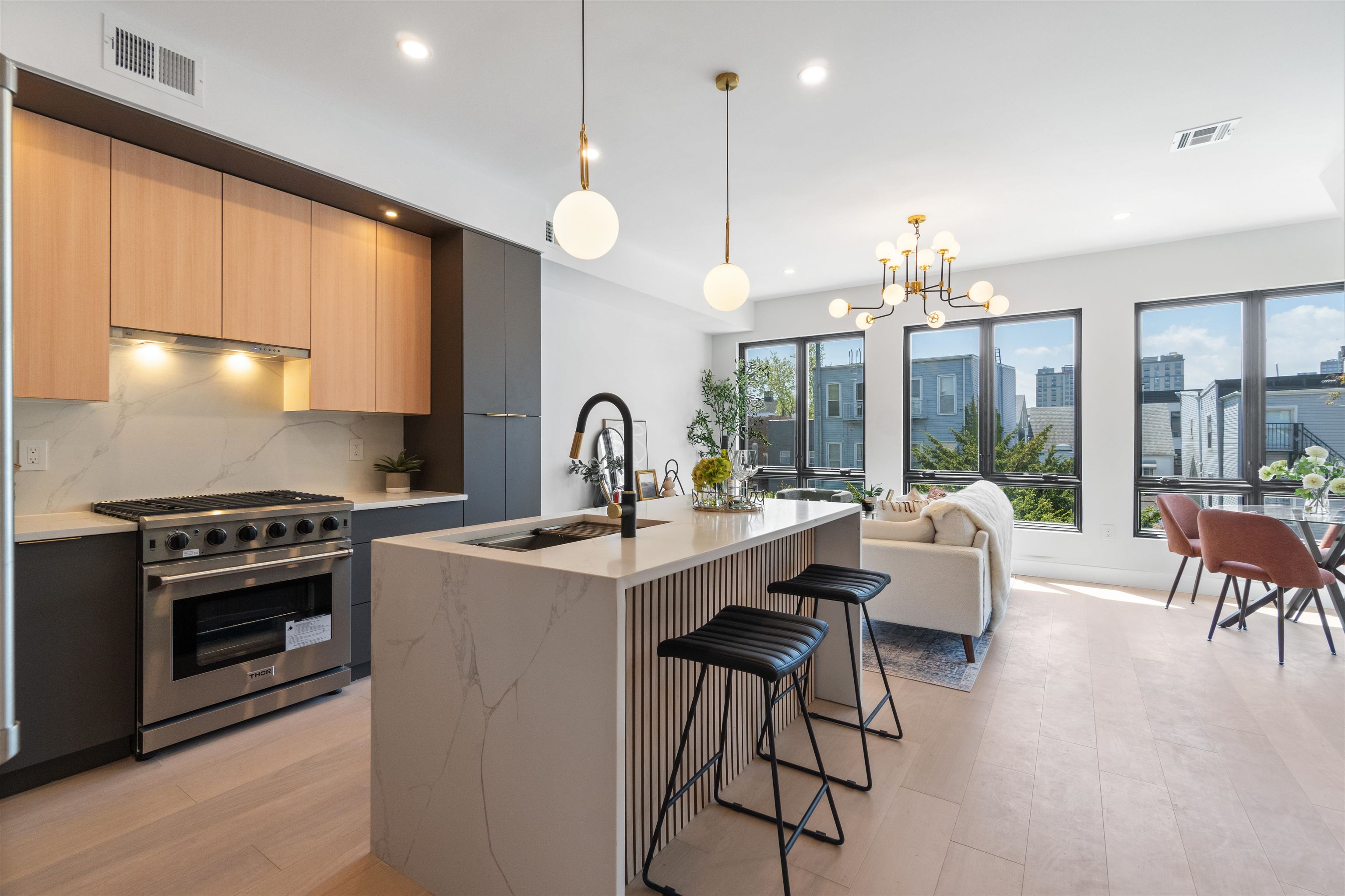 67 LAIDLAW AVE Unit: 2