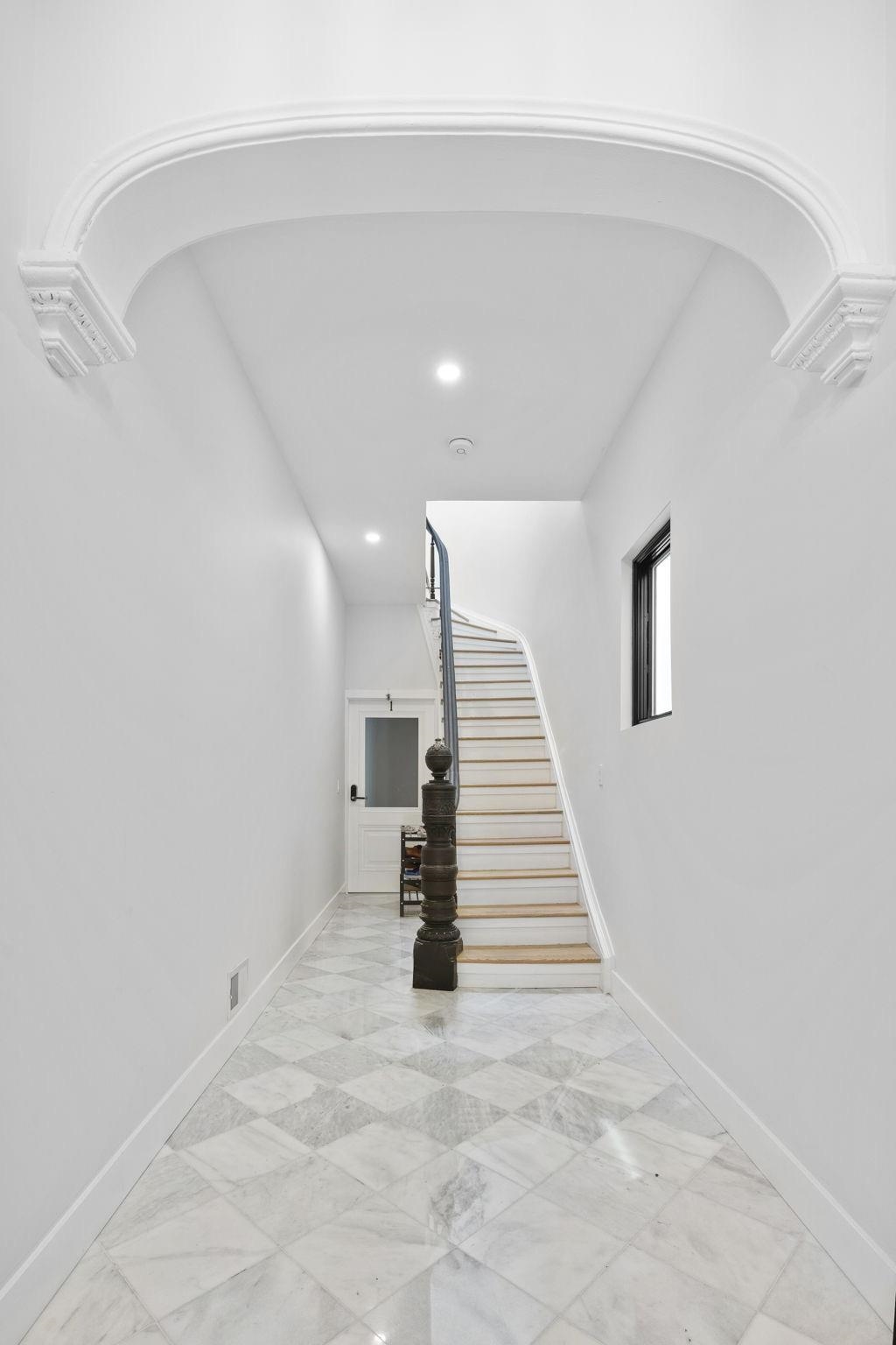 67 LAIDLAW AVE Unit: 2
