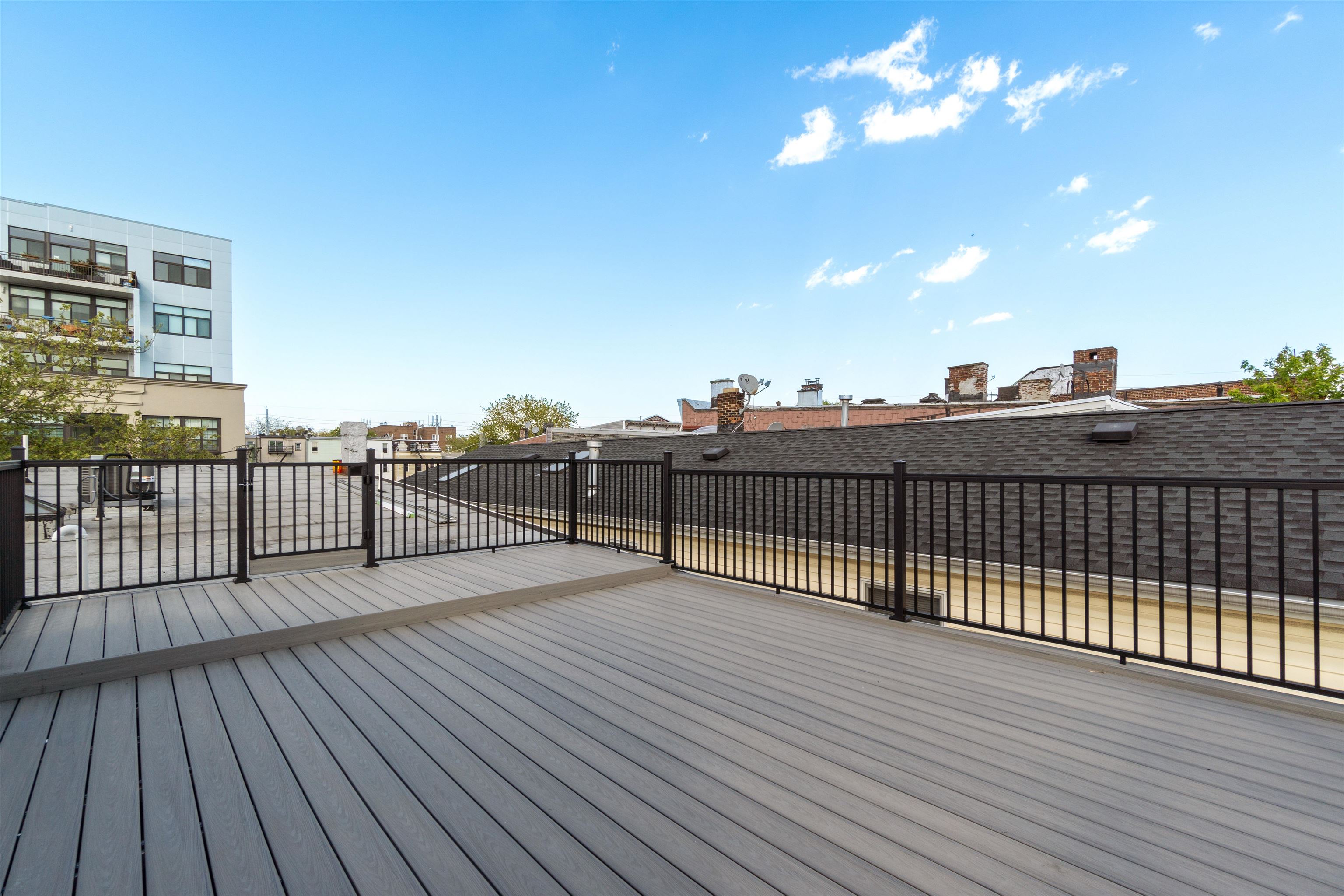 67 LAIDLAW AVE Unit: 2