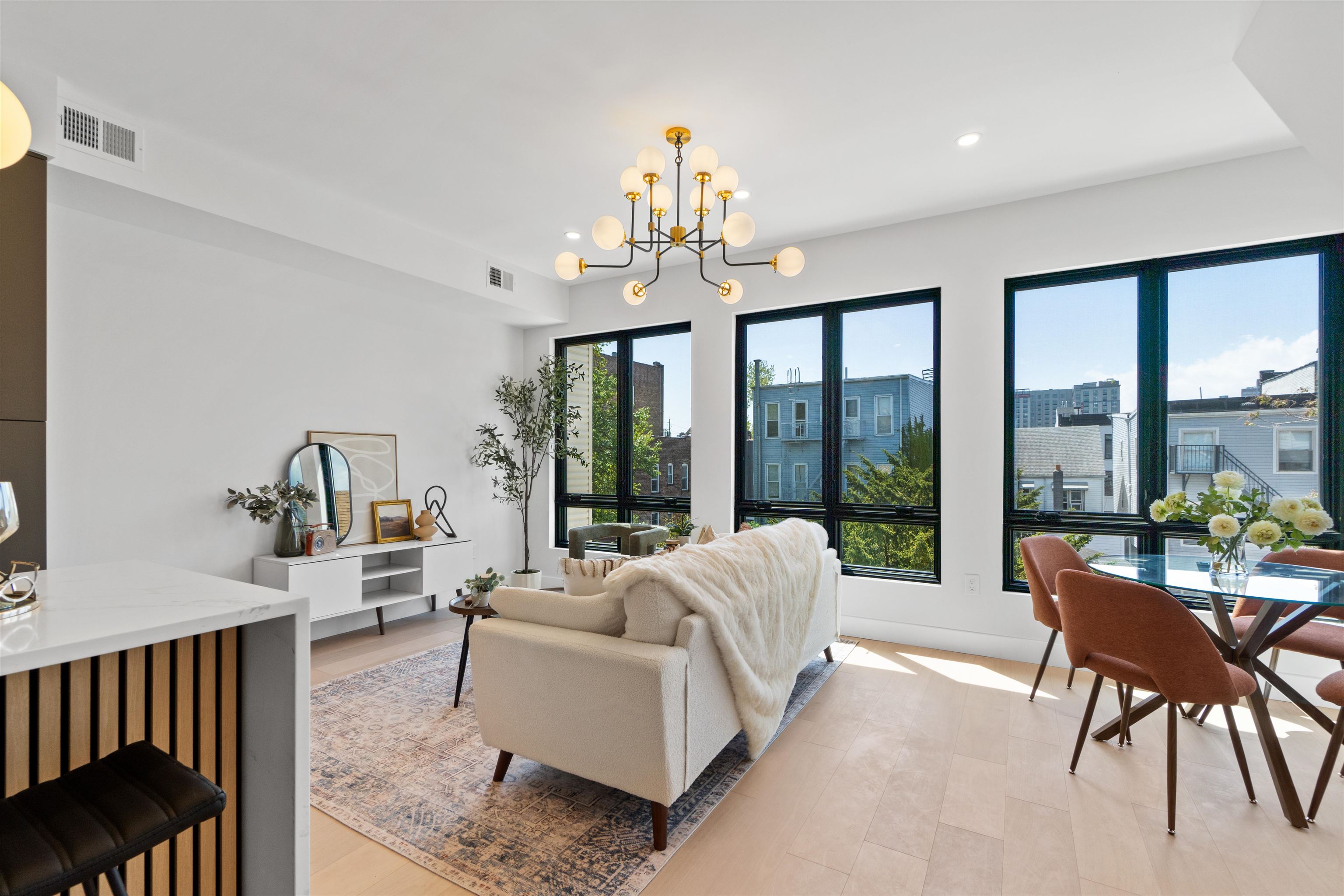 67 LAIDLAW AVE Unit: 2