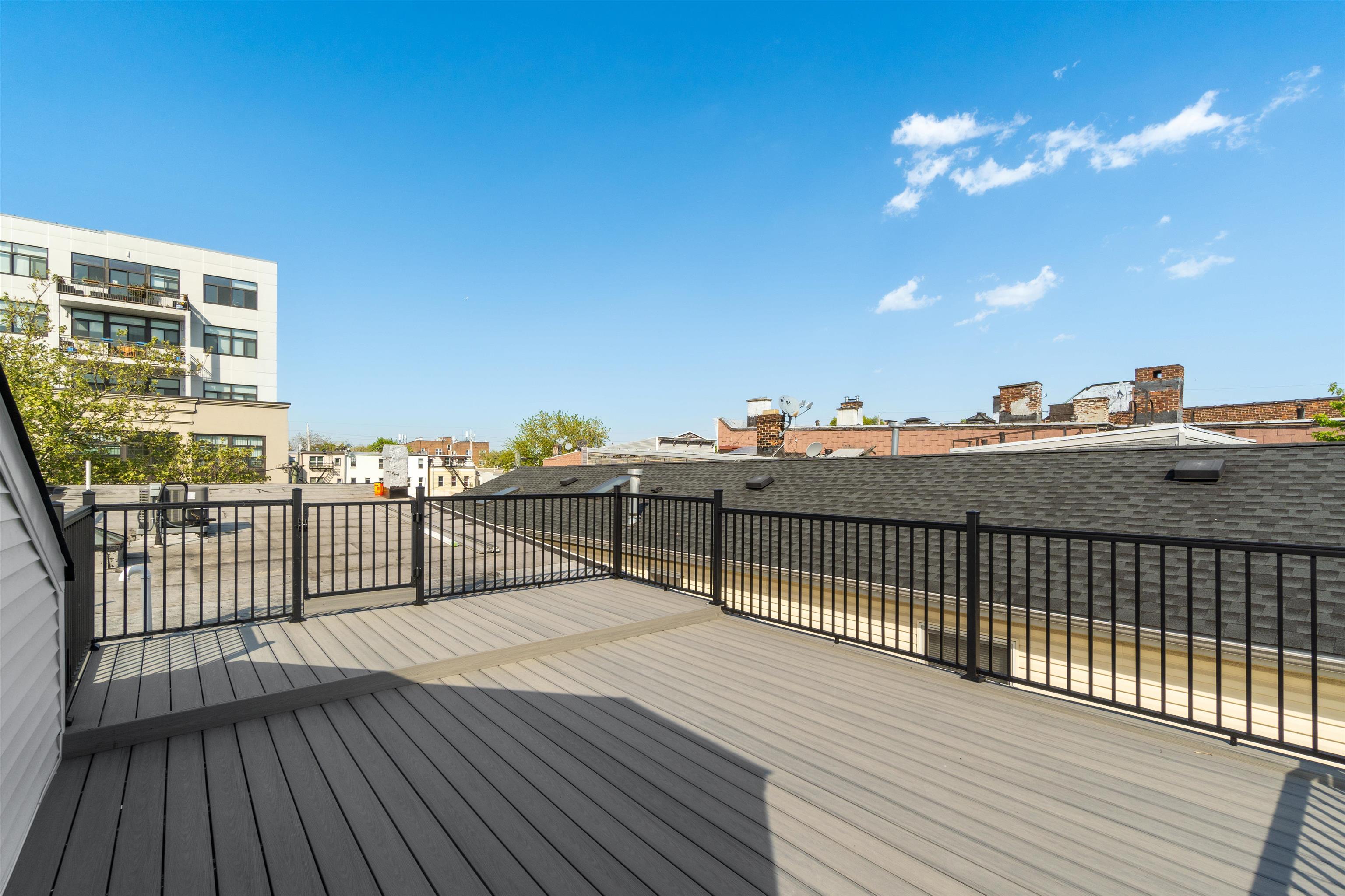 67 LAIDLAW AVE Unit: 2