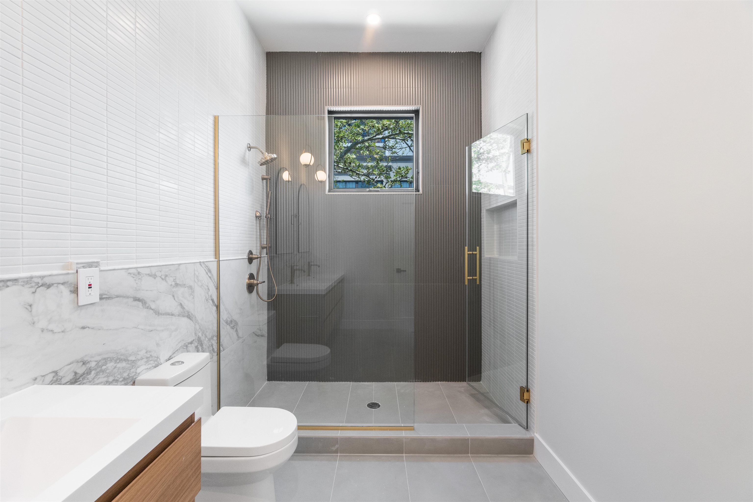 67 LAIDLAW AVE Unit: 2