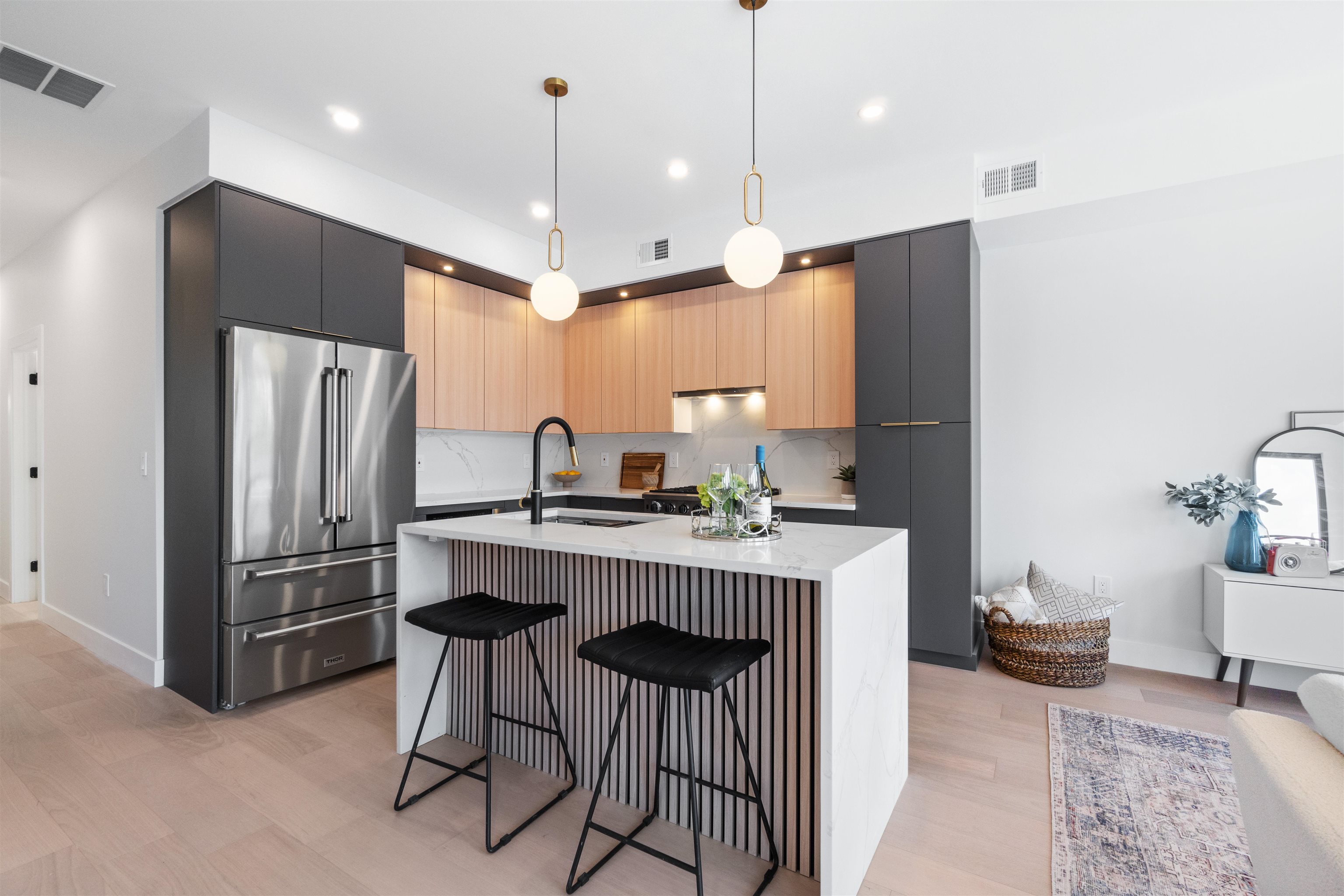 67 LAIDLAW AVE Unit: 2