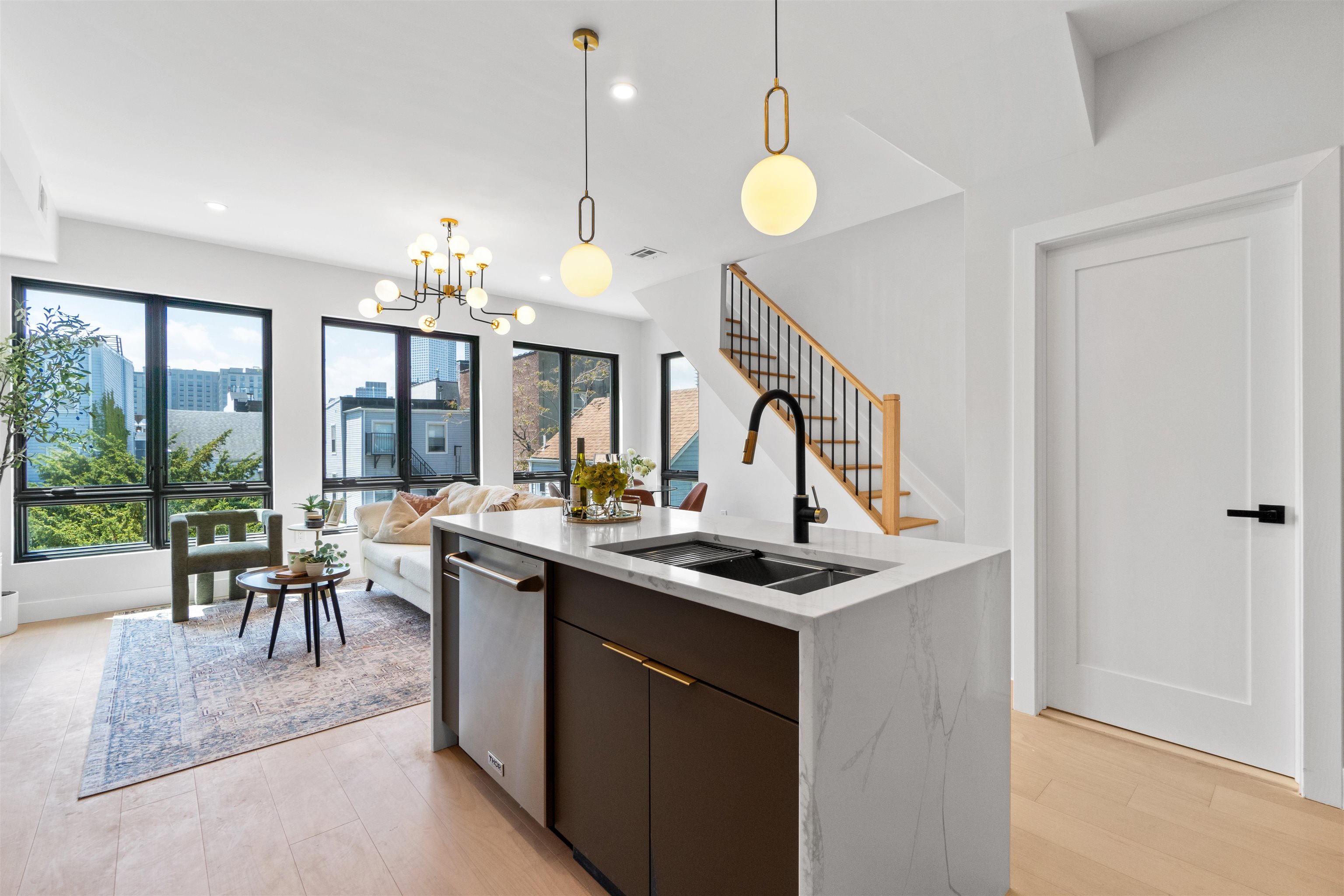67 LAIDLAW AVE Unit: 2