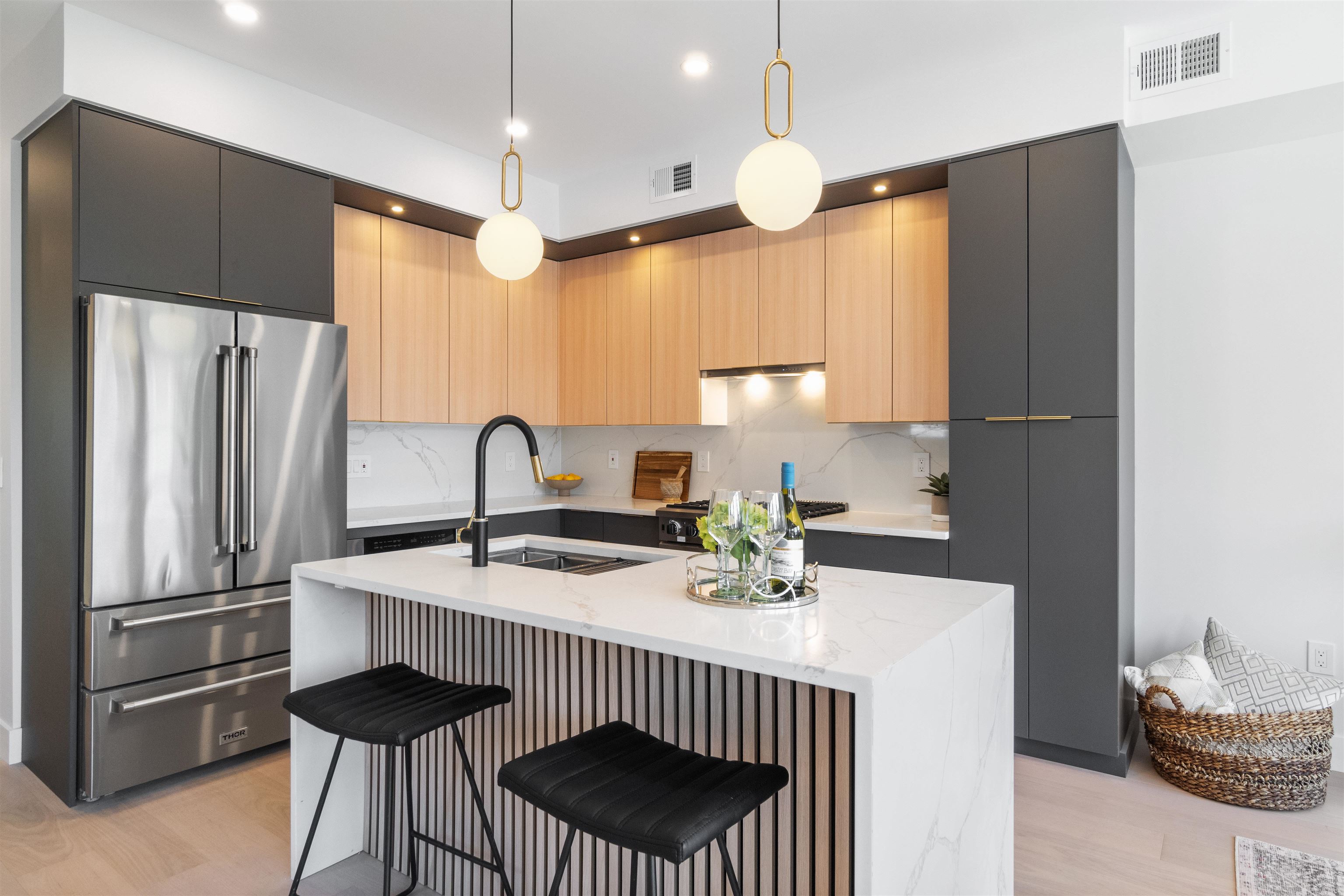 67 LAIDLAW AVE Unit: 2