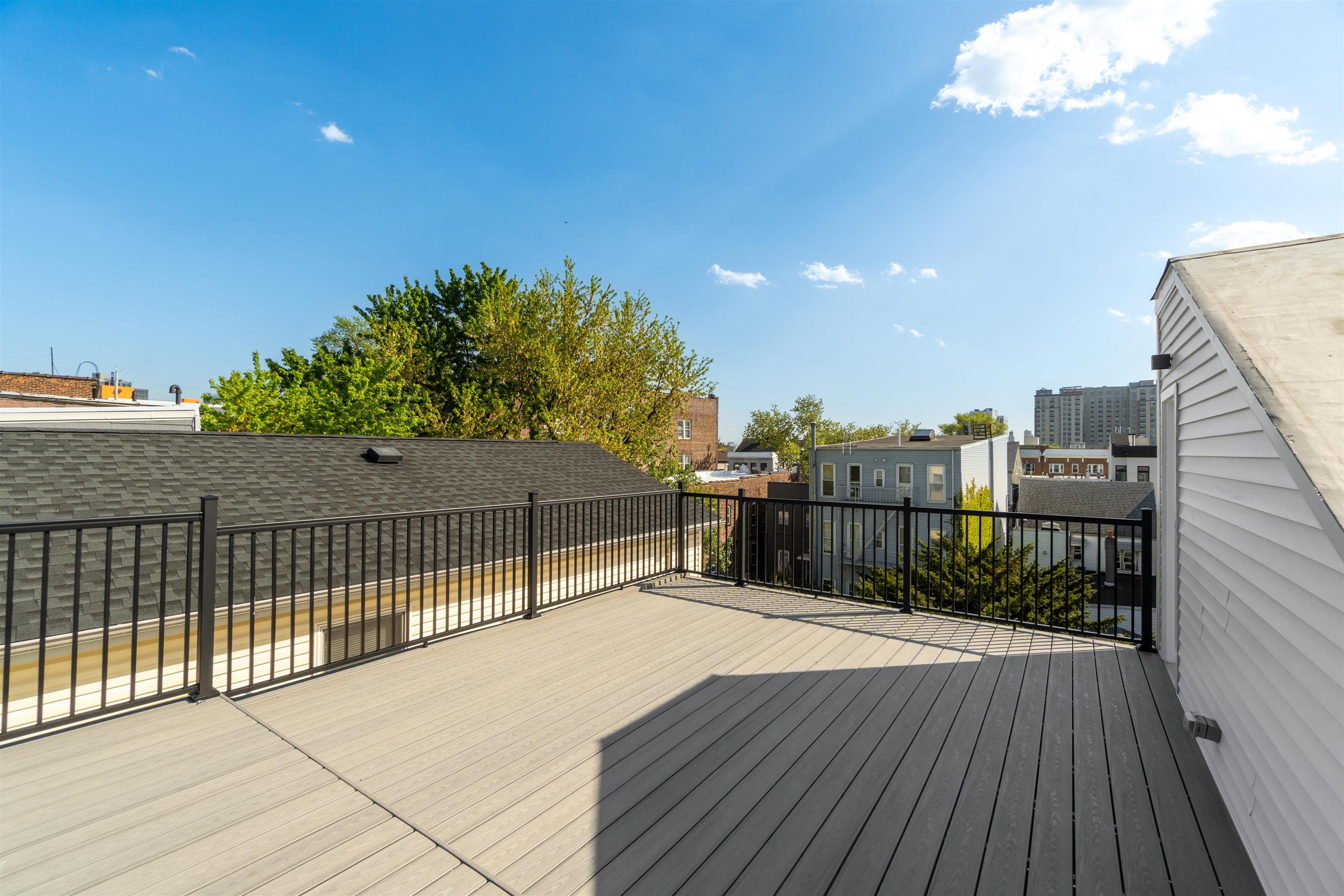 67 LAIDLAW AVE Unit: 2
