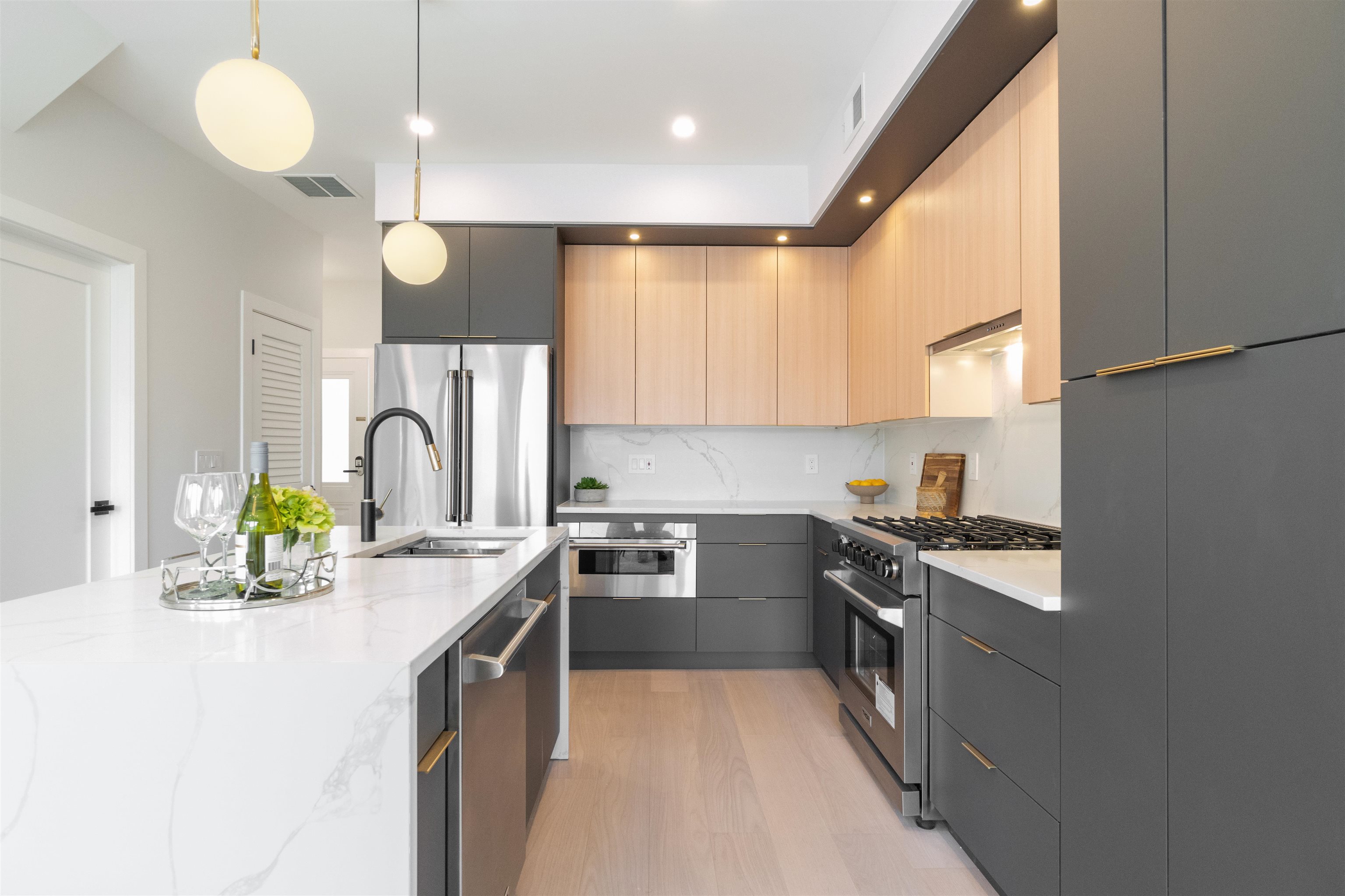 67 LAIDLAW AVE Unit: 2