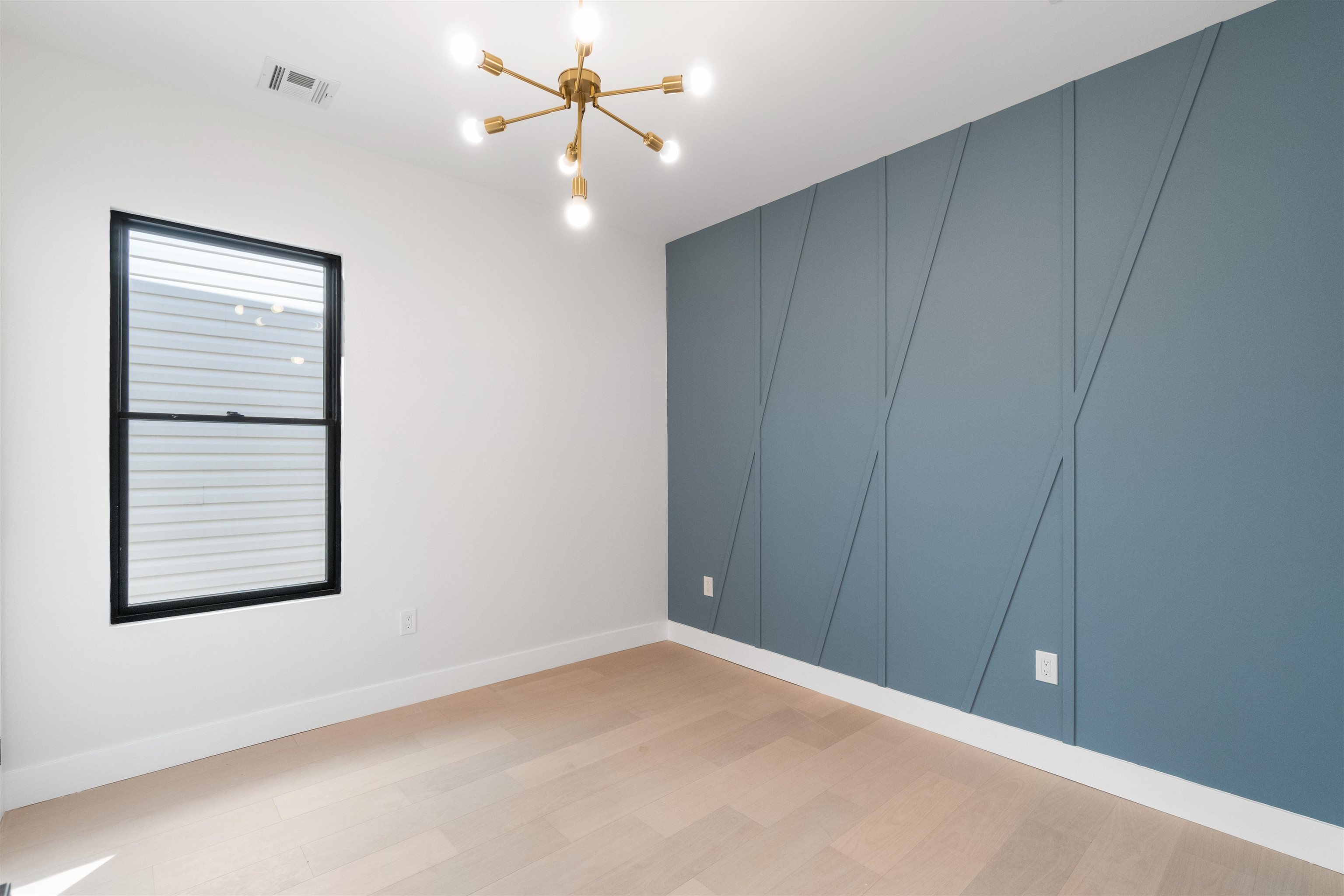67 LAIDLAW AVE Unit: 2